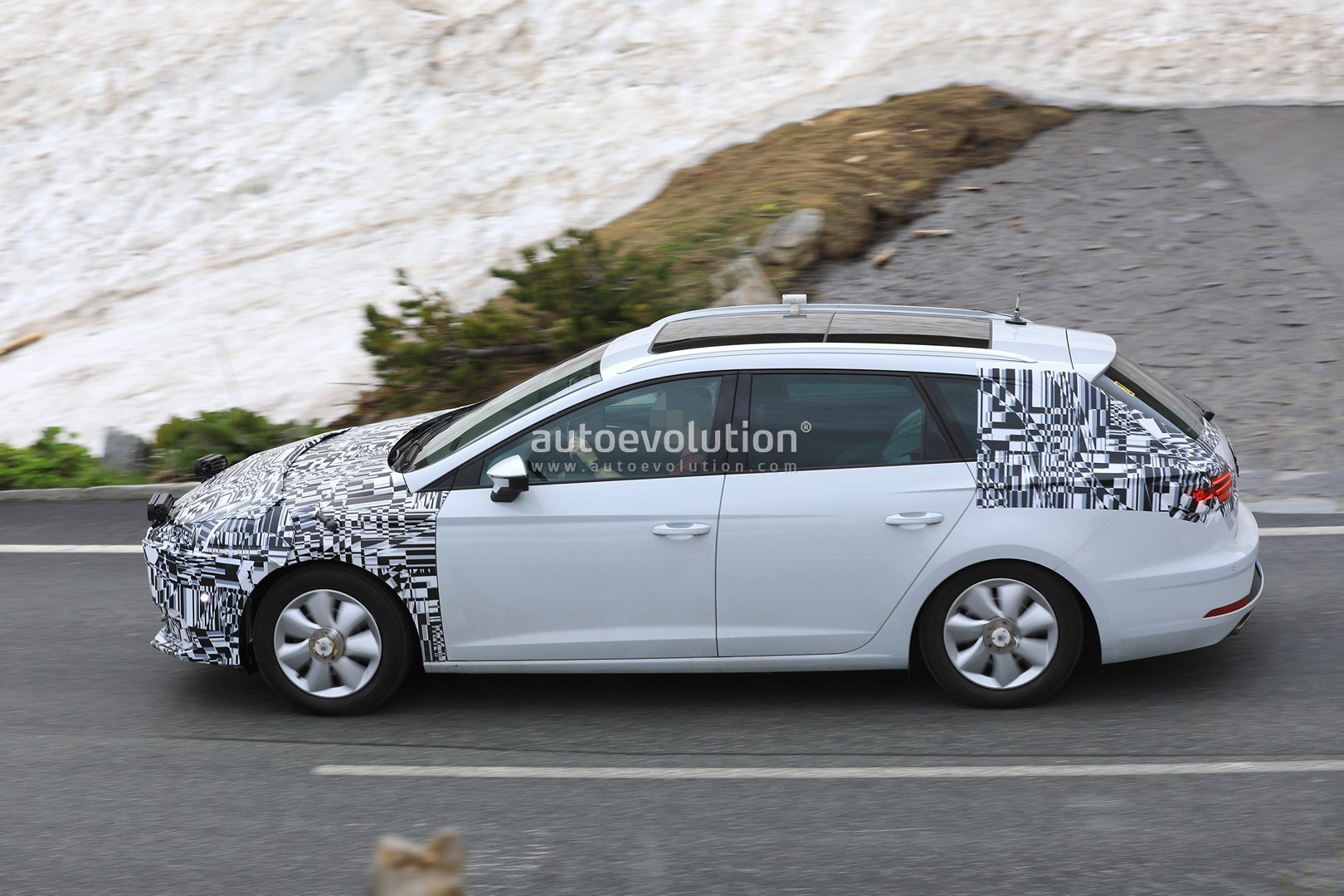 [Imagen: 2019-seat-leon-spied-for-the-first-time-...end_28.jpg]