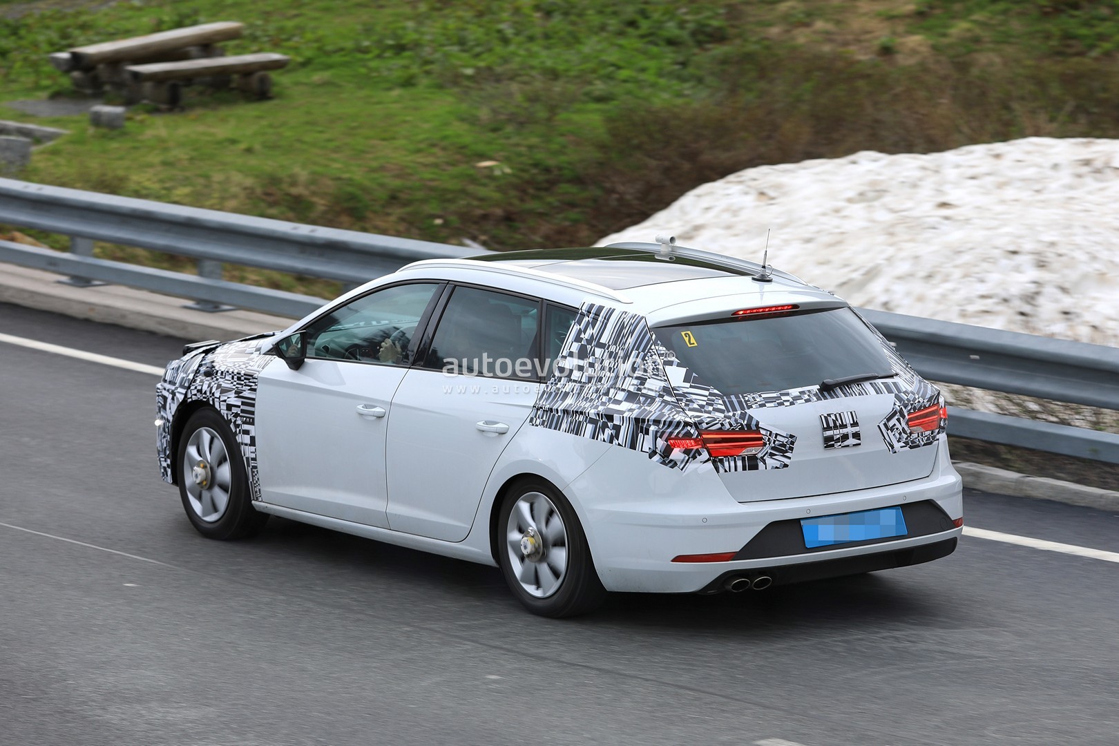 [Imagen: 2019-seat-leon-spied-for-the-first-time-...end_30.jpg]