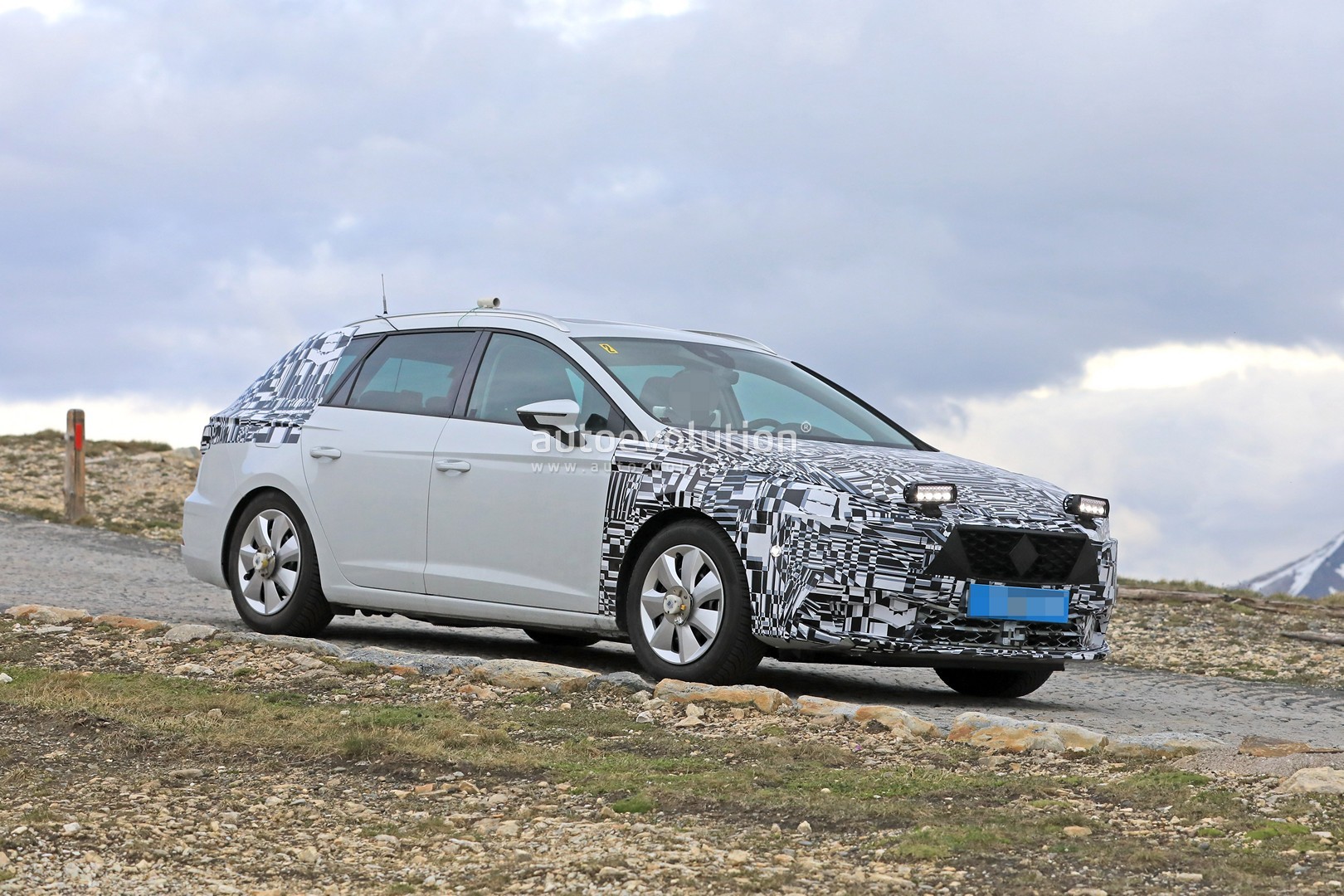 [Imagen: 2019-seat-leon-spied-for-the-first-time-...-end_5.jpg]