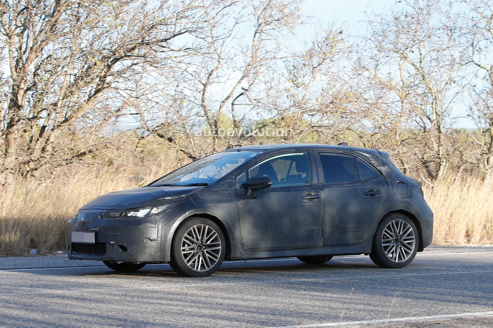 2018 - [Toyota] Corolla 2018 - Page 2 2019-toyota-auris-spied-with-production-body_4