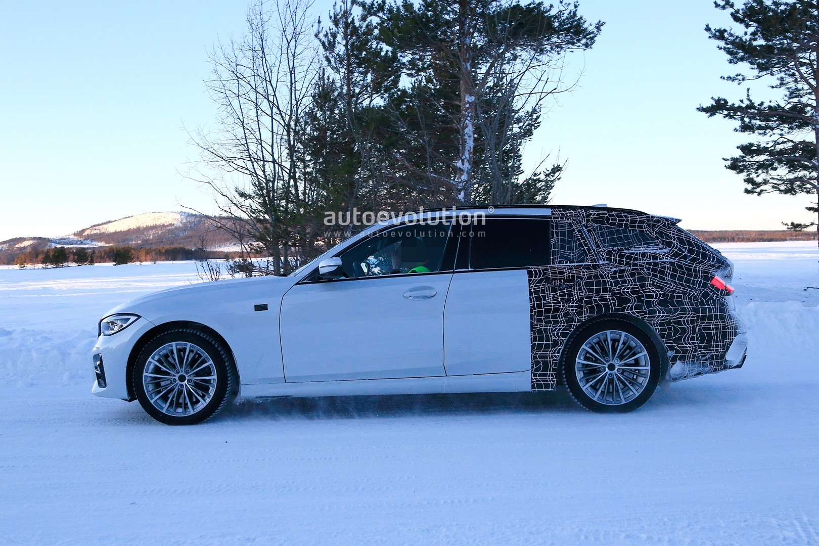 2020-bmw-3-series-touring-spied-winter-testing-with-m-sport-package_4.jpg