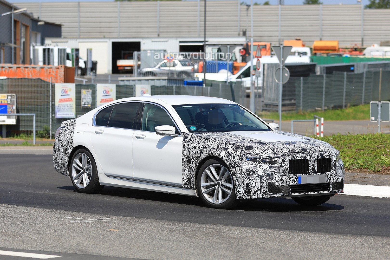 2020 BMW 7 Series Facelift Gets quot;Pig Nosequot; Face Thanks to X7
Grille Infusion autoevolution