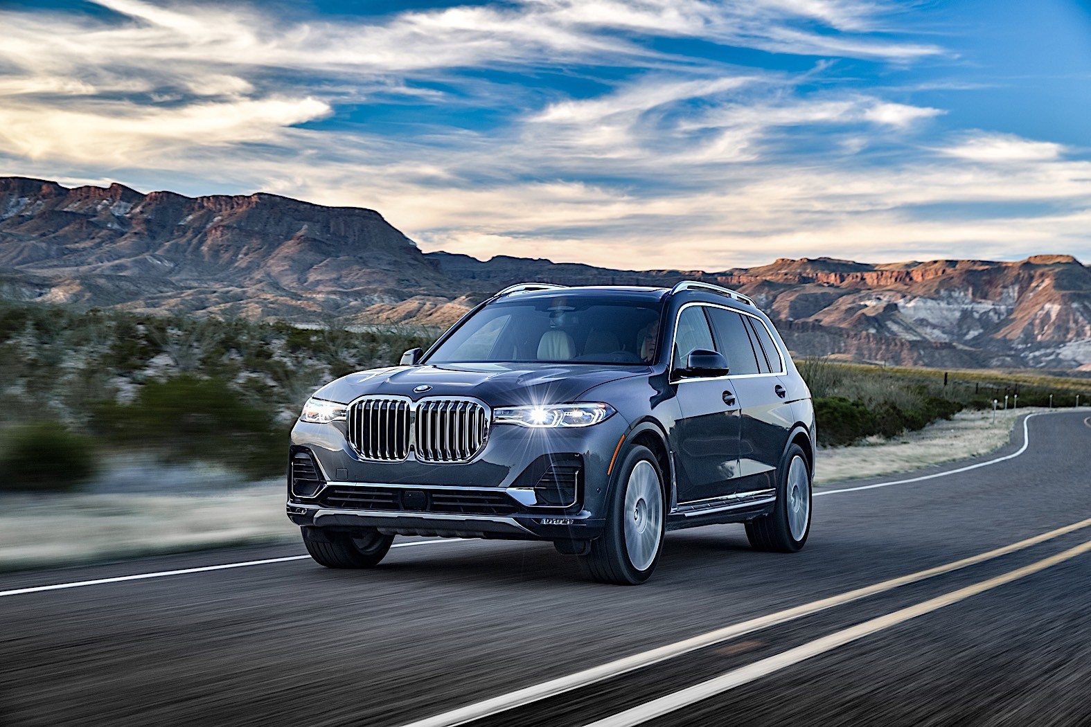 2020 BMW X7 Shows Up on the Road, Photographers Shoot Like Crazy