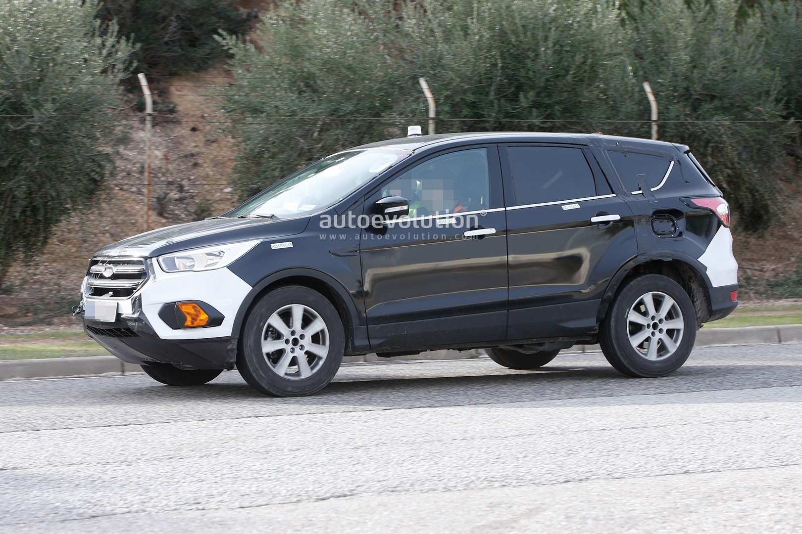 2018 - [Ford] Kuga III 2020-ford-escape-kuga-suv-prototype-spied-for-the-first-time_3