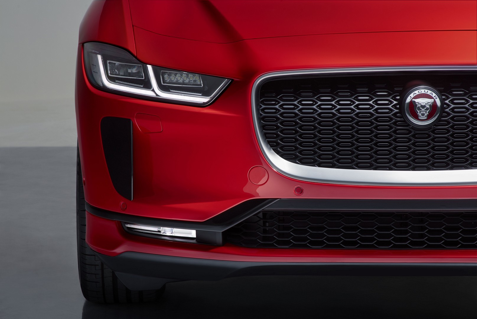 https://s1.cdn.autoevolution.com/images/news/gallery/2020-jaguar-i-pace-update-offers-234-miles-of-range-thanks-to-etrophy-know-how_17.jpg