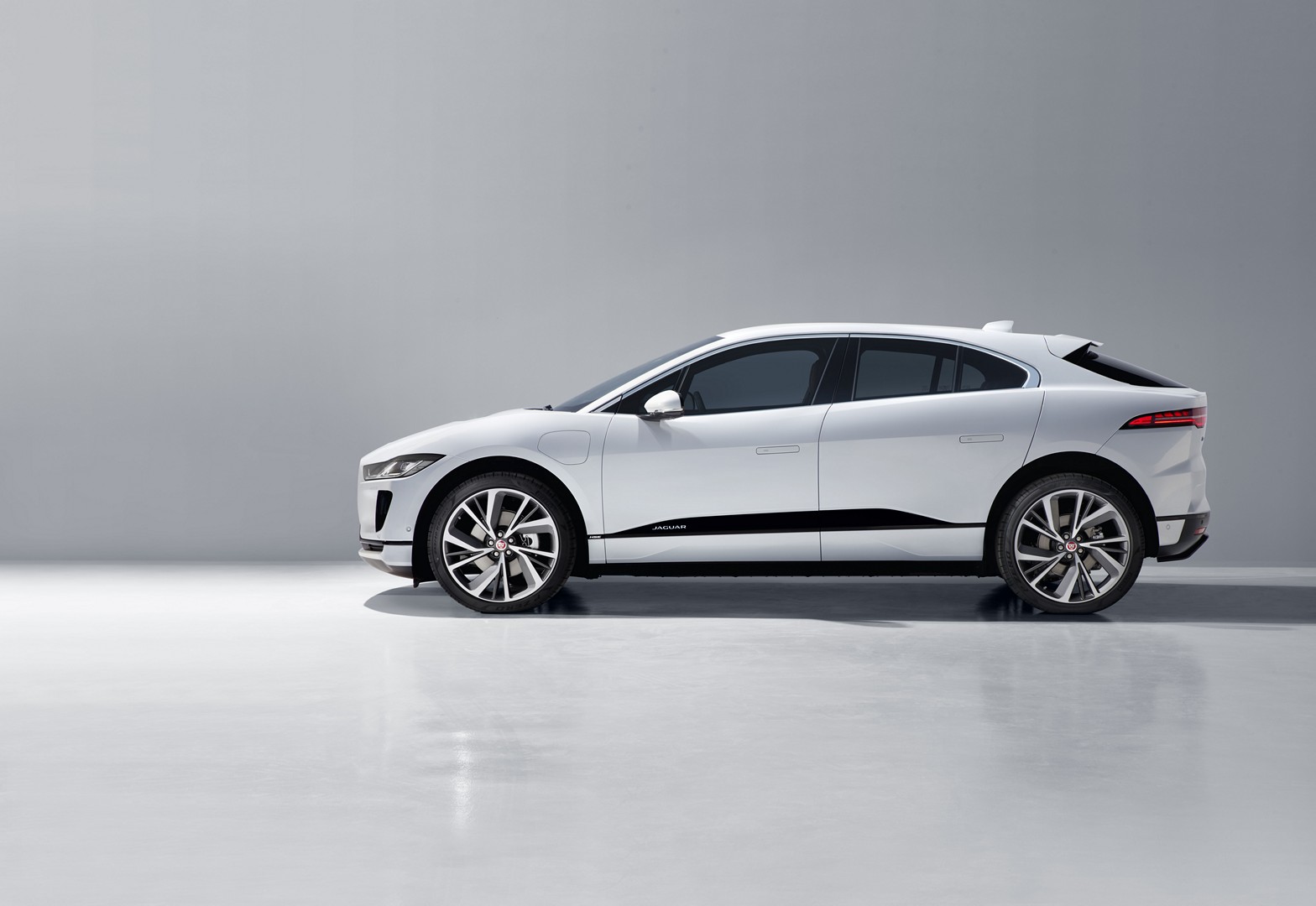 https://s1.cdn.autoevolution.com/images/news/gallery/2020-jaguar-i-pace-update-offers-234-miles-of-range-thanks-to-etrophy-know-how_3.jpg