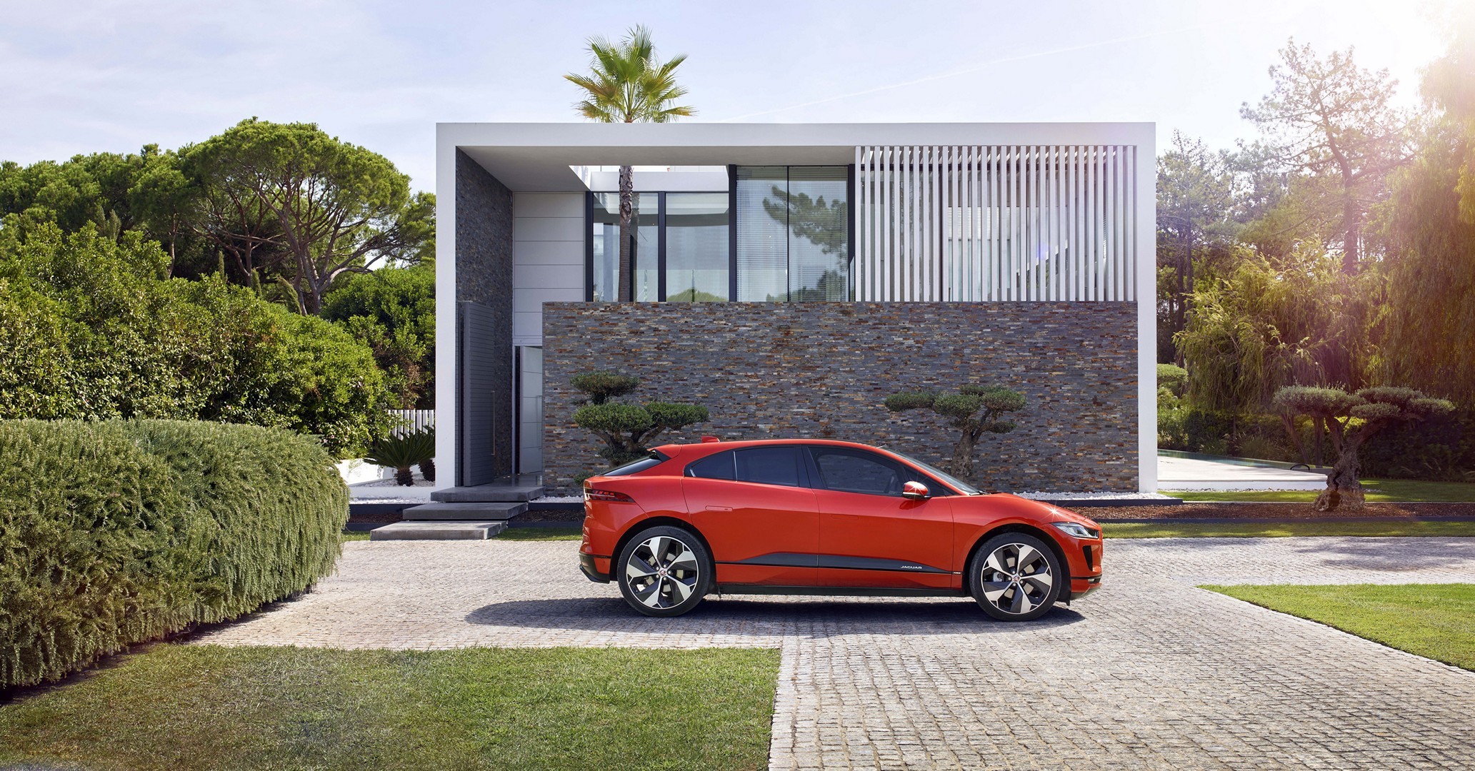 https://s1.cdn.autoevolution.com/images/news/gallery/2020-jaguar-i-pace-update-offers-234-miles-of-range-thanks-to-etrophy-know-how_39.jpg