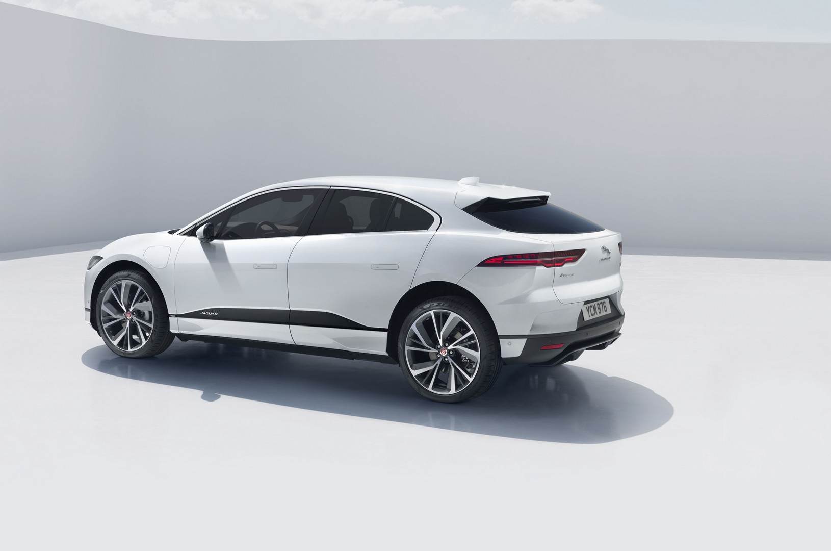 https://s1.cdn.autoevolution.com/images/news/gallery/2020-jaguar-i-pace-update-offers-234-miles-of-range-thanks-to-etrophy-know-how_4.jpg