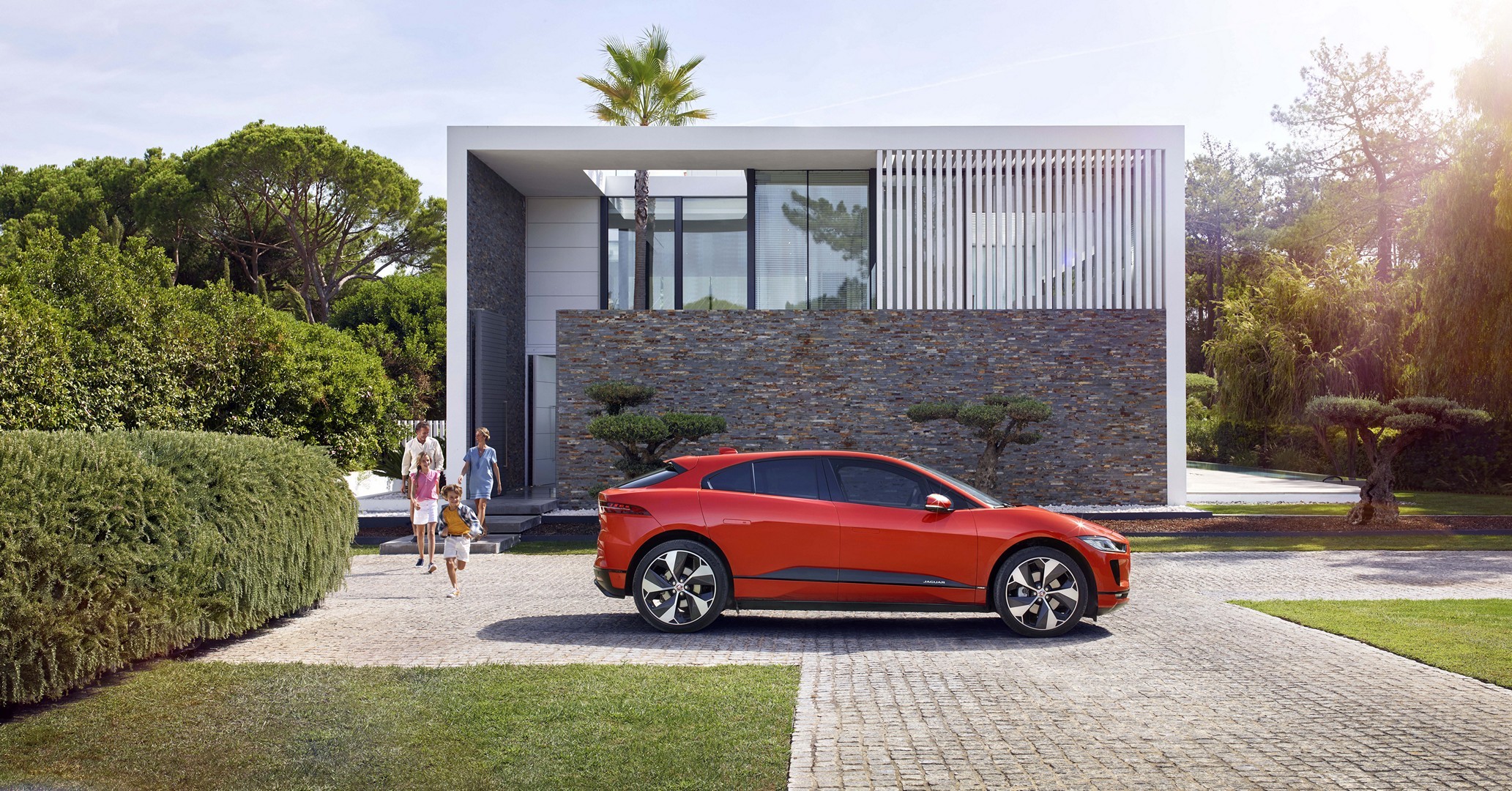https://s1.cdn.autoevolution.com/images/news/gallery/2020-jaguar-i-pace-update-offers-234-miles-of-range-thanks-to-etrophy-know-how_40.jpg