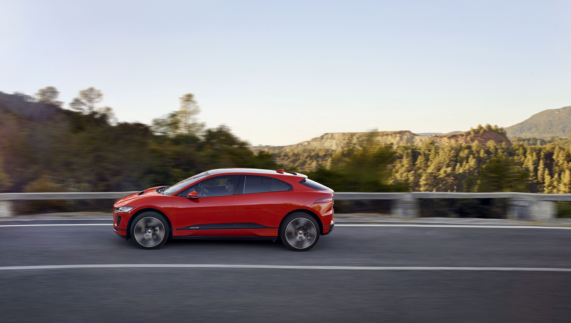 https://s1.cdn.autoevolution.com/images/news/gallery/2020-jaguar-i-pace-update-offers-234-miles-of-range-thanks-to-etrophy-know-how_54.jpg