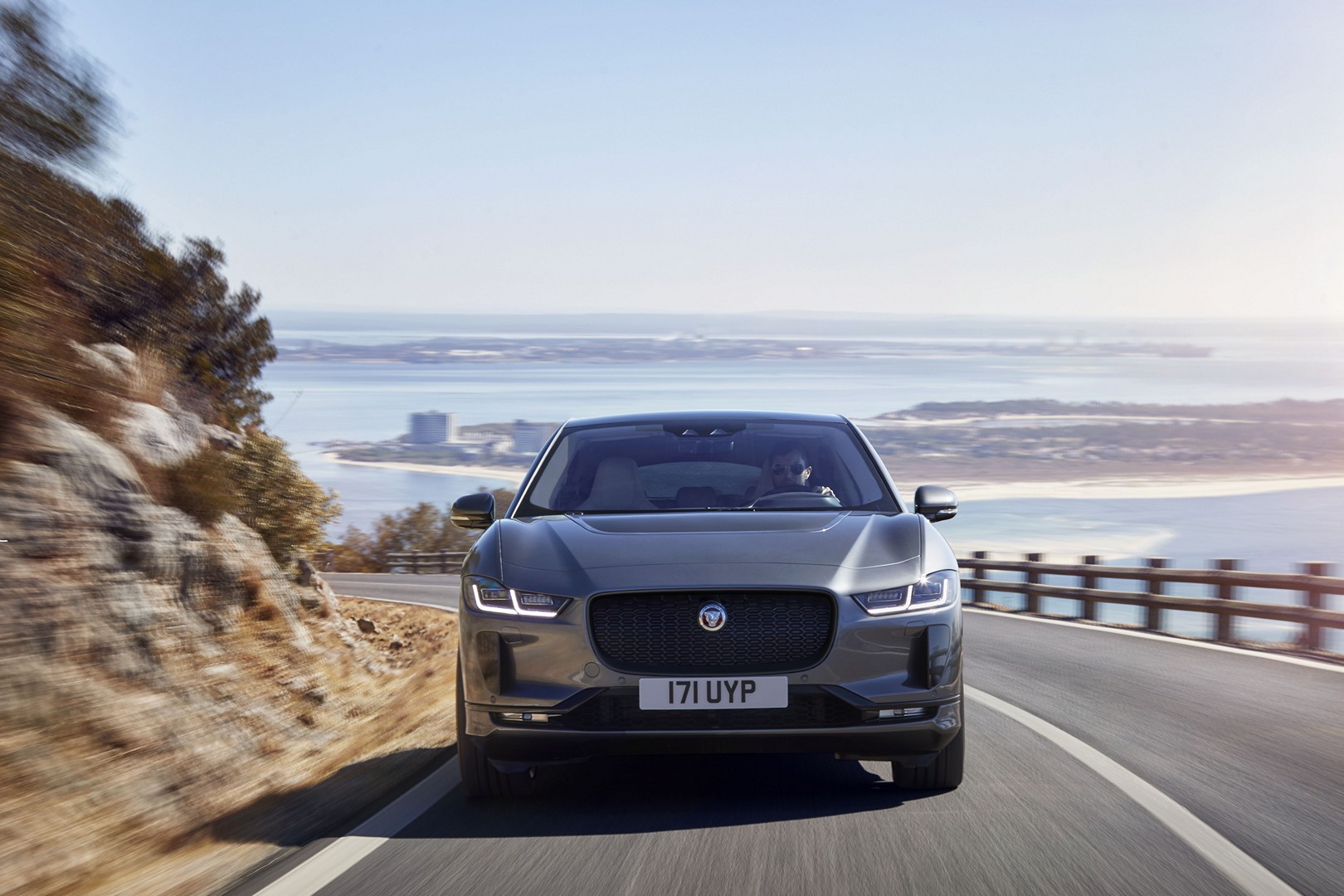 https://s1.cdn.autoevolution.com/images/news/gallery/2020-jaguar-i-pace-update-offers-234-miles-of-range-thanks-to-etrophy-know-how_62.jpg