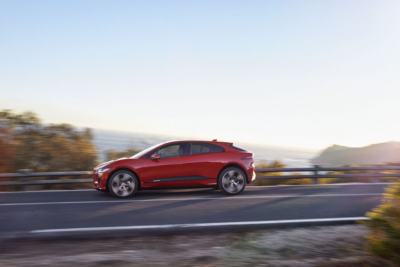 https://s1.cdn.autoevolution.com/images/news/gallery/2020-jaguar-i-pace-update-offers-234-miles-of-range-thanks-to-etrophy-know-how_64.jpg