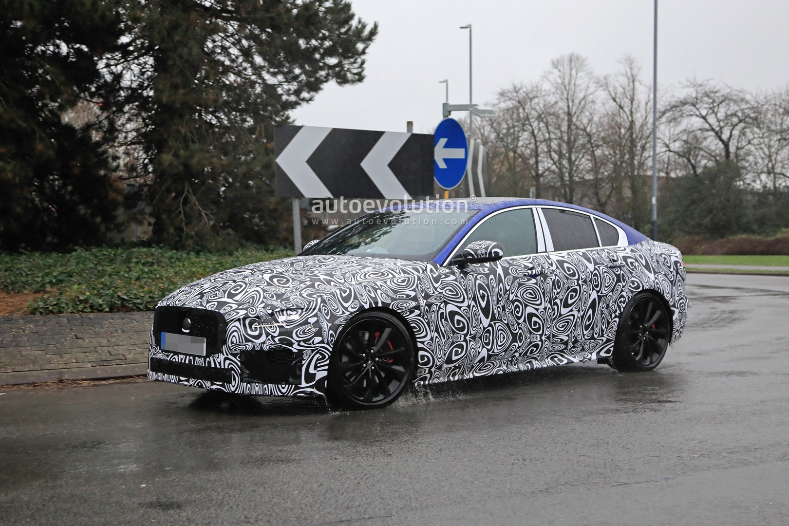 2020 Jaguar XE Facelift Spied in Detail on UK Roads - autoevolution