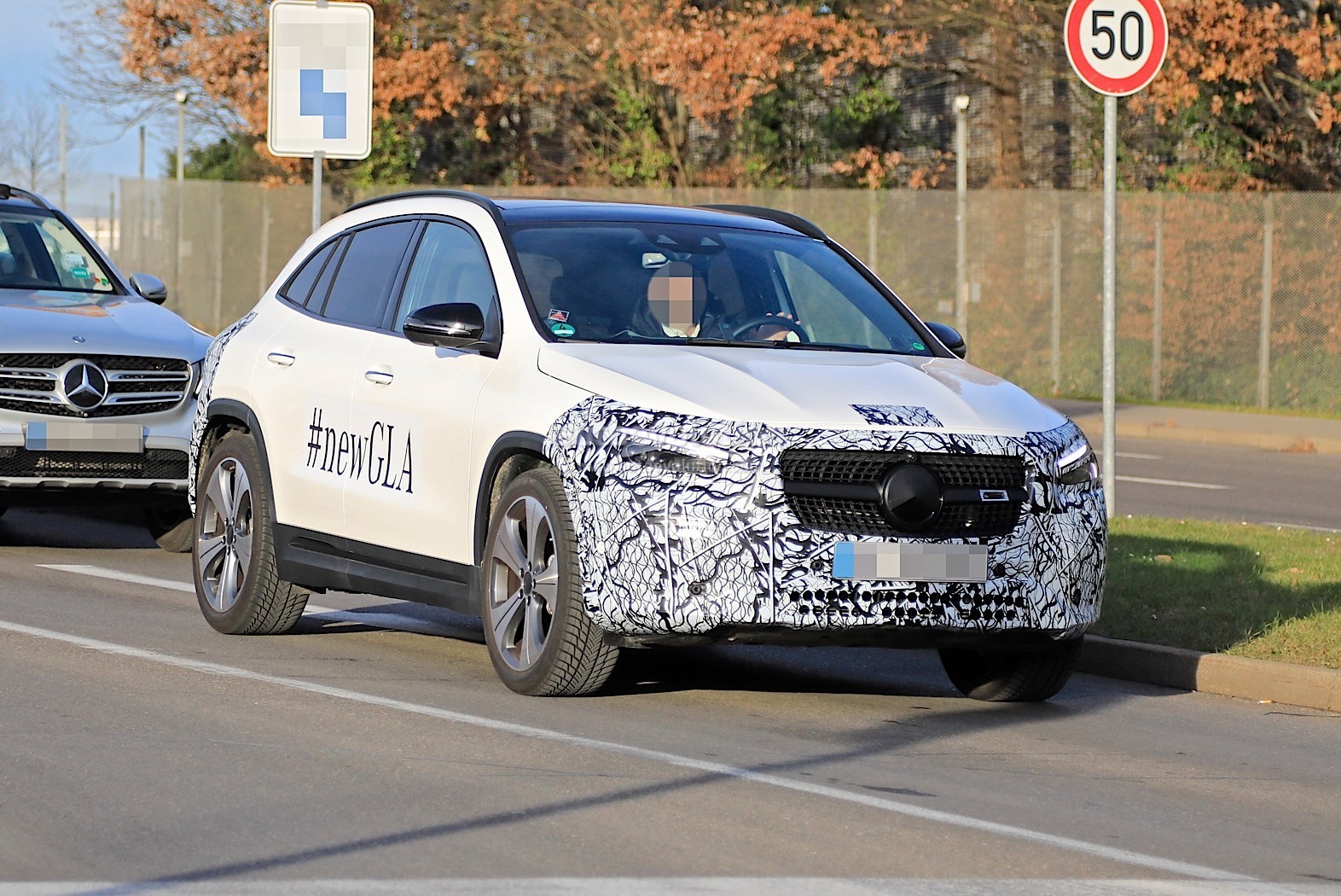 https://s1.cdn.autoevolution.com/images/news/gallery/2020-mercedes-benz-gla-prototype-strips-2-days-before-official-reveal_2.jpg