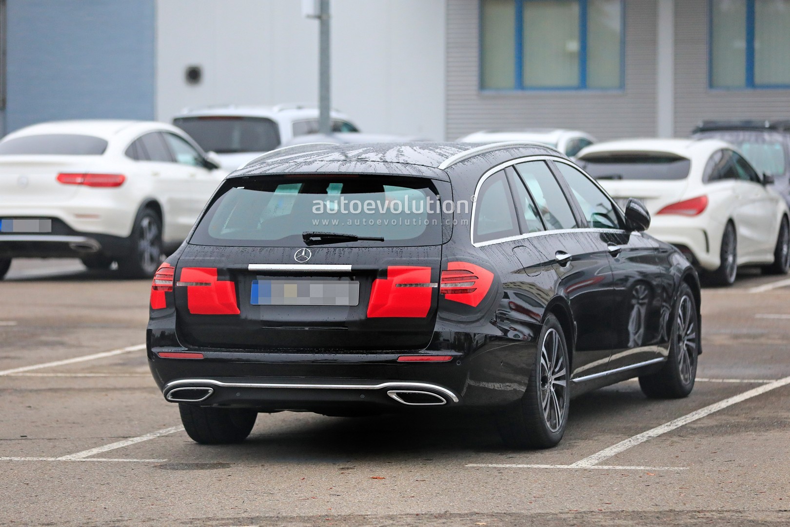 2020 - [Mercedes-Benz] Classe E restylée  2020-mercedes-e-class-spied-is-getting-a-new-face-inspided-by-cls-class_2
