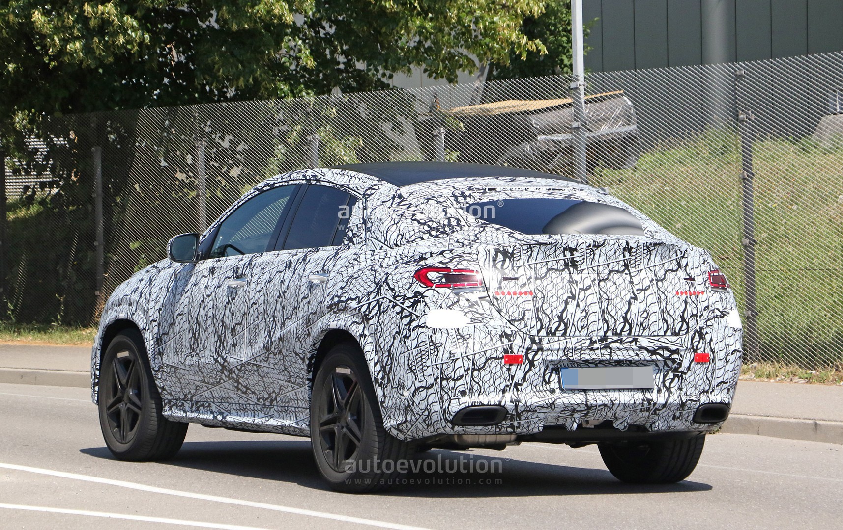 [Imagen: 2020-mercedes-gle-coupe-spied-up-close-w...kit_11.jpg]
