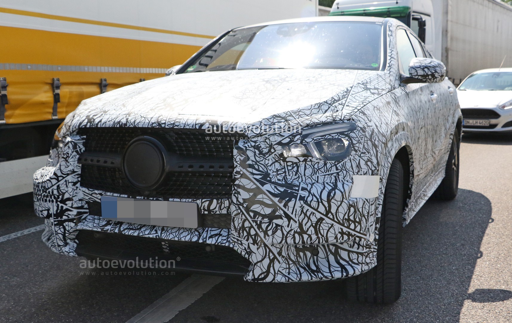 [Imagen: 2020-mercedes-gle-coupe-spied-up-close-w...kit_12.jpg]