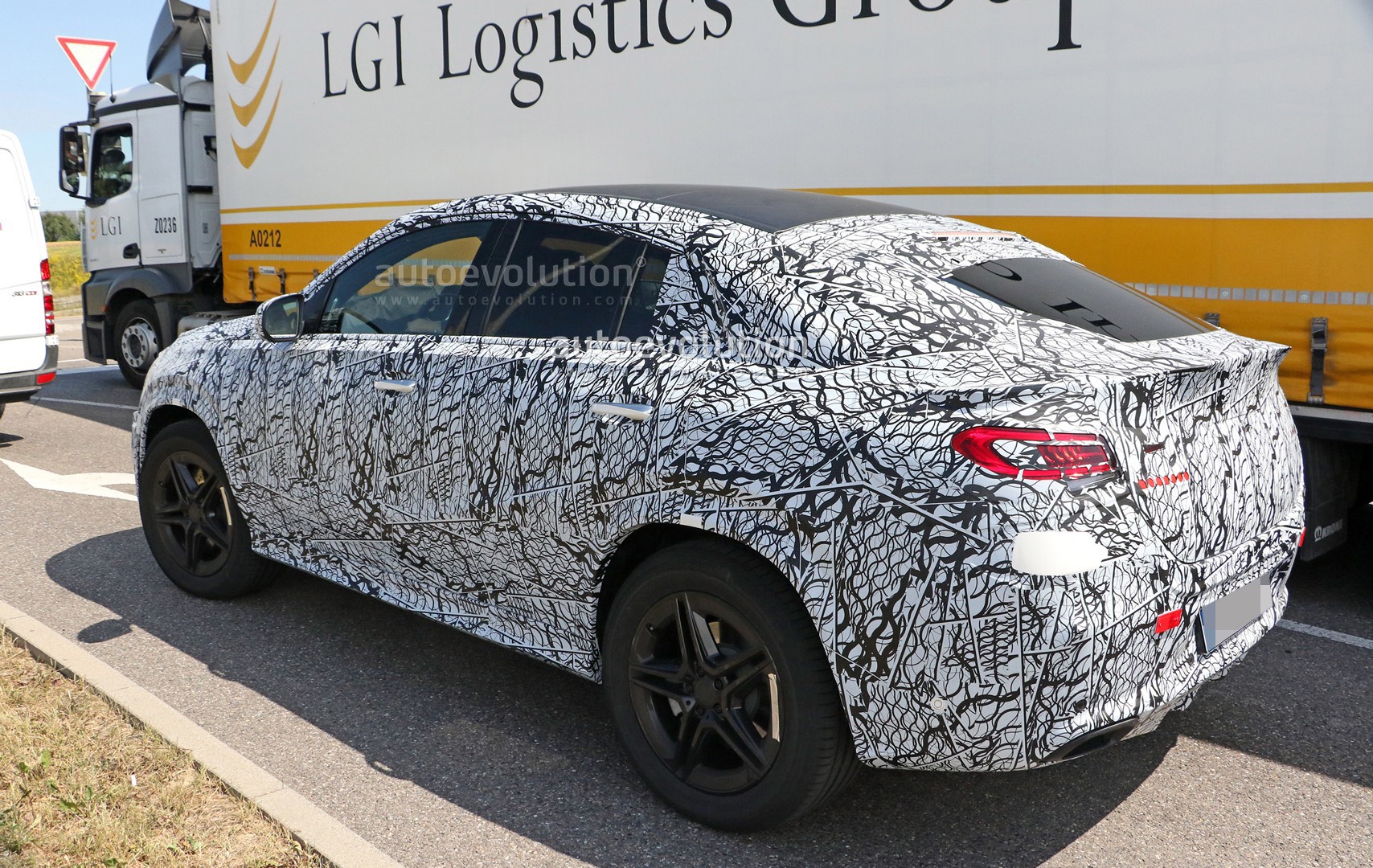 [Imagen: 2020-mercedes-gle-coupe-spied-up-close-w...kit_17.jpg]
