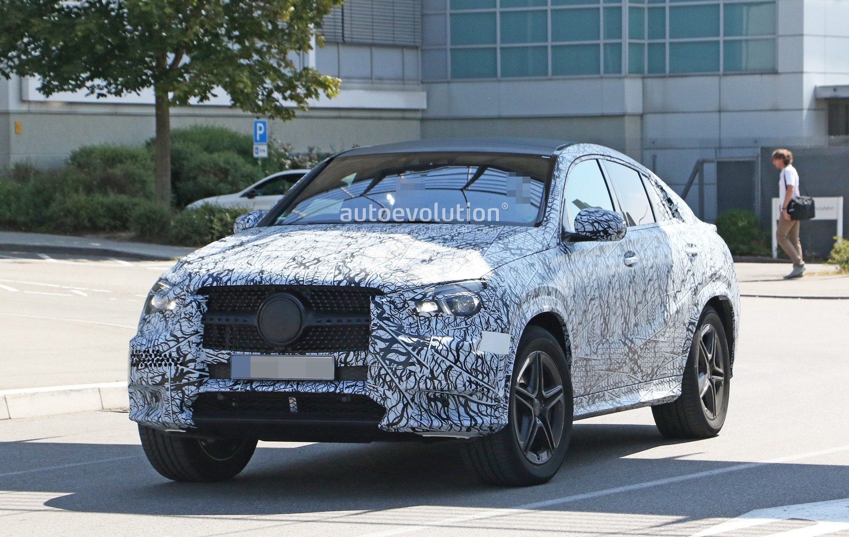 [Imagen: 2020-mercedes-gle-coupe-spied-up-close-w...-kit_3.jpg]