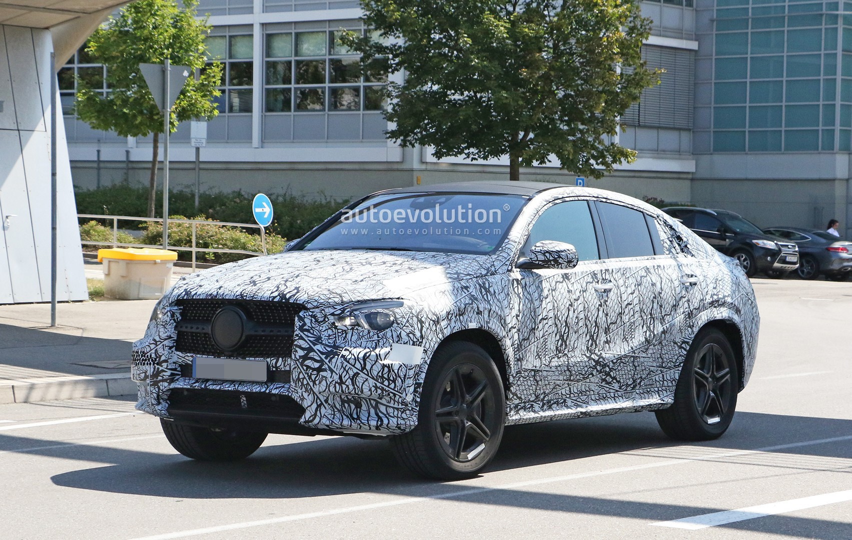 [Imagen: 2020-mercedes-gle-coupe-spied-up-close-w...-kit_4.jpg]