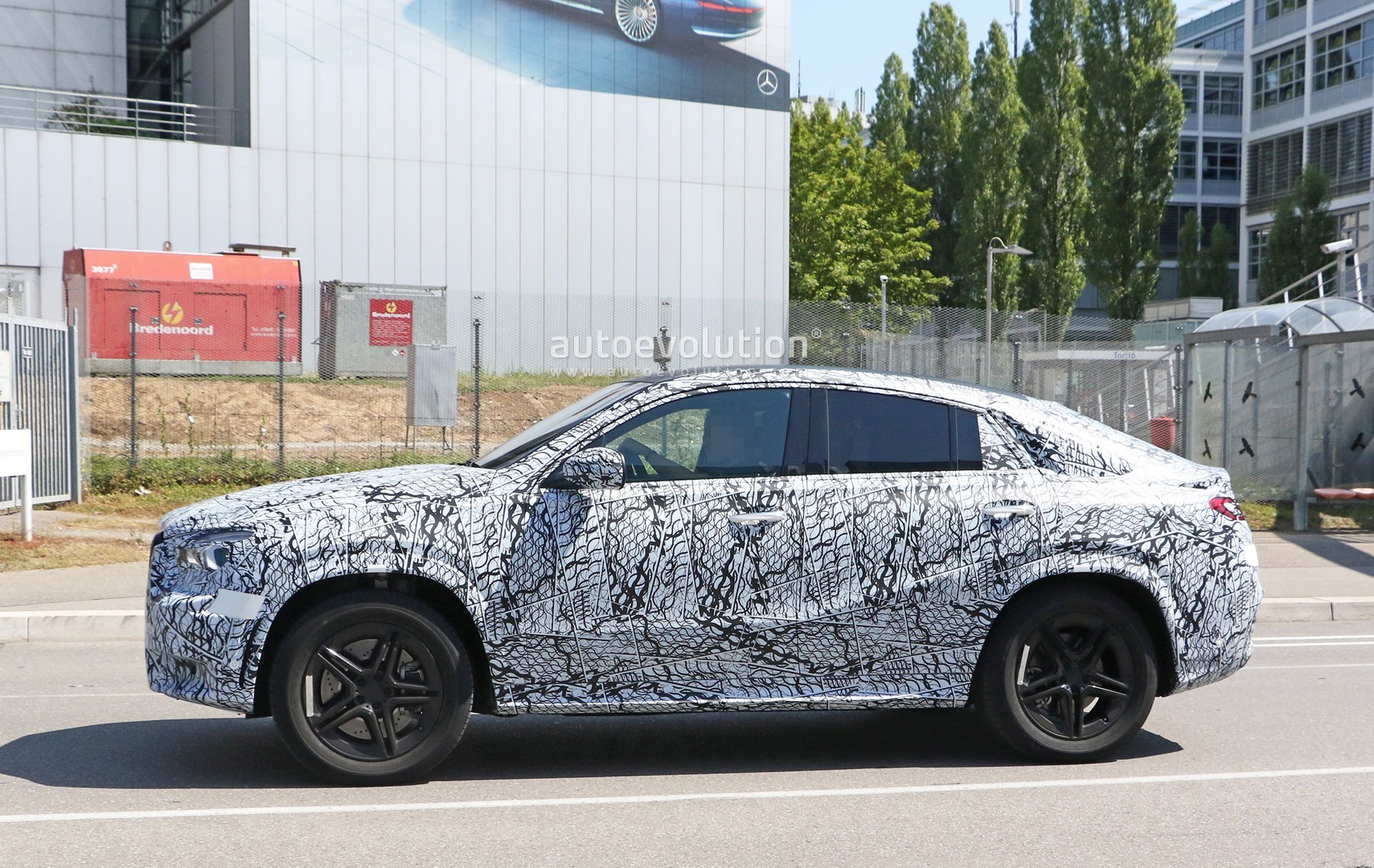 [Imagen: 2020-mercedes-gle-coupe-spied-up-close-w...-kit_6.jpg]
