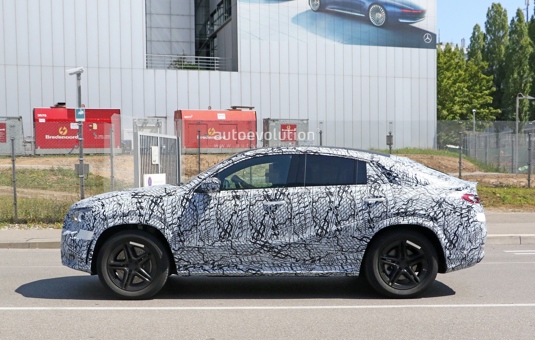 [Imagen: 2020-mercedes-gle-coupe-spied-up-close-w...-kit_7.jpg]
