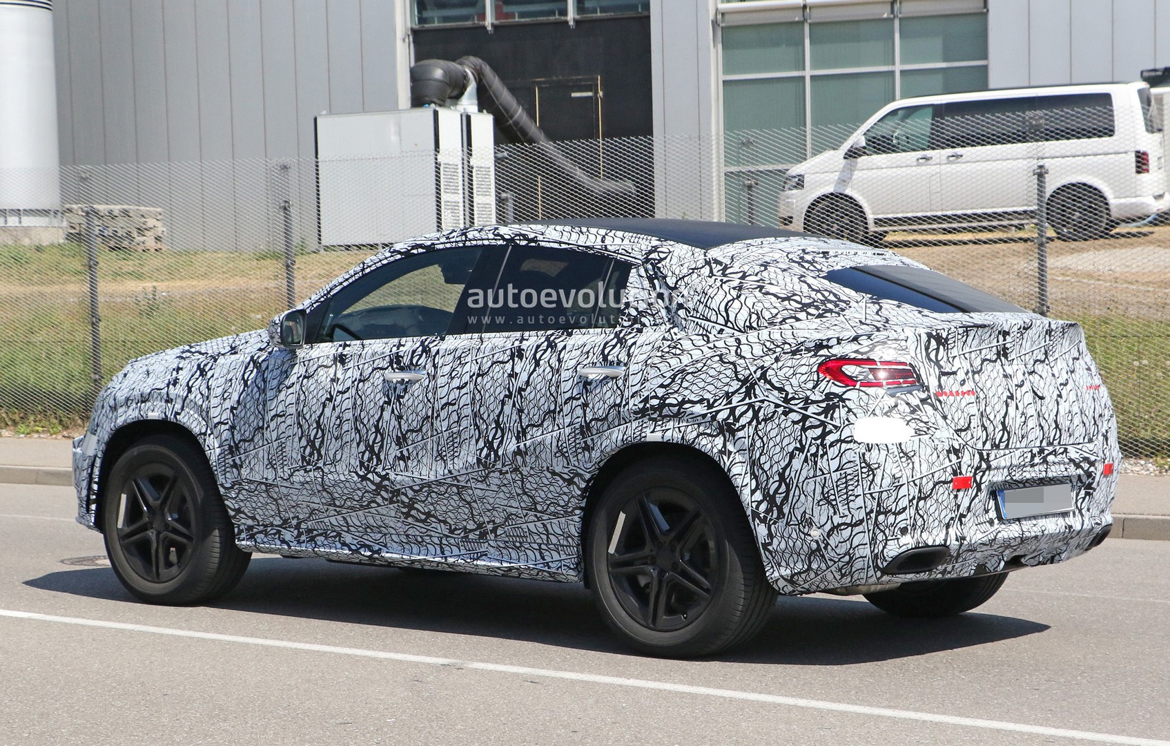 [Imagen: 2020-mercedes-gle-coupe-spied-up-close-w...-kit_8.jpg]