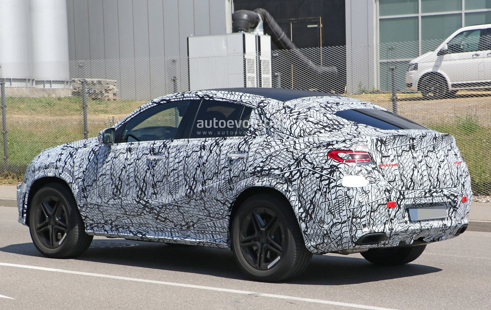 [Imagen: 2020-mercedes-gle-coupe-spied-up-close-w...-kit_9.jpg]
