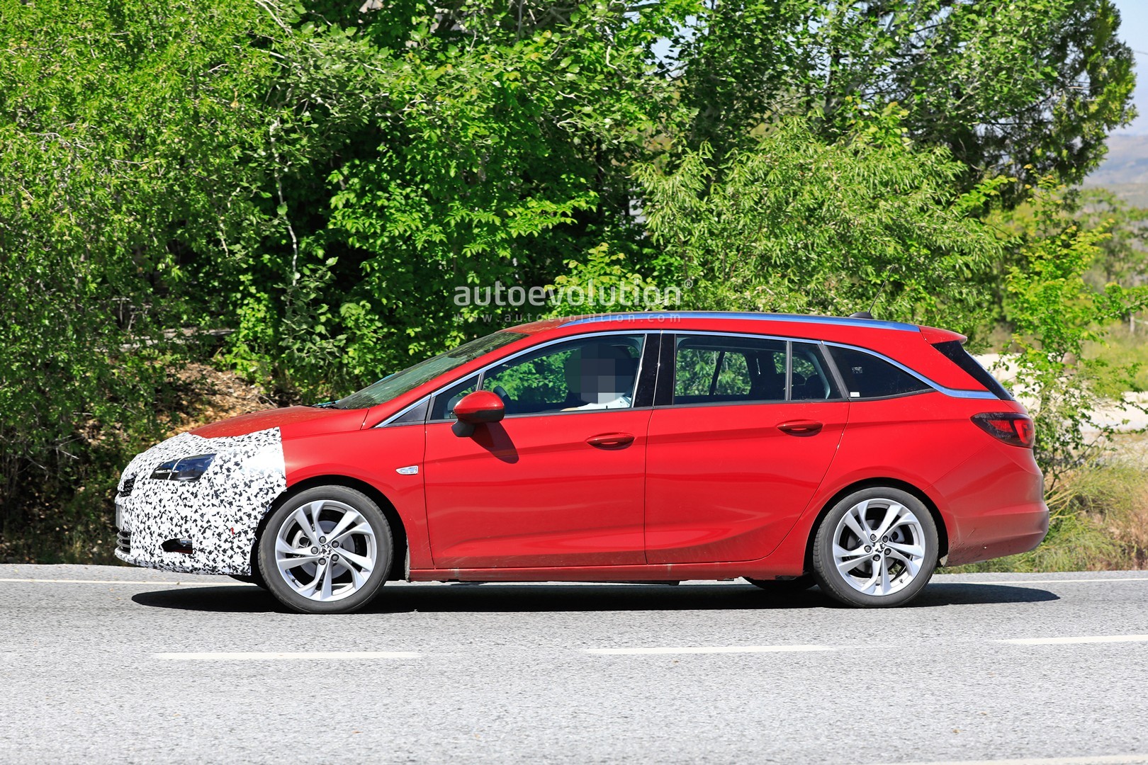 2020 Opel Astra Wagon Spied With Mild Facelift, Getting Ready for Peugeot  Tech - autoevolution