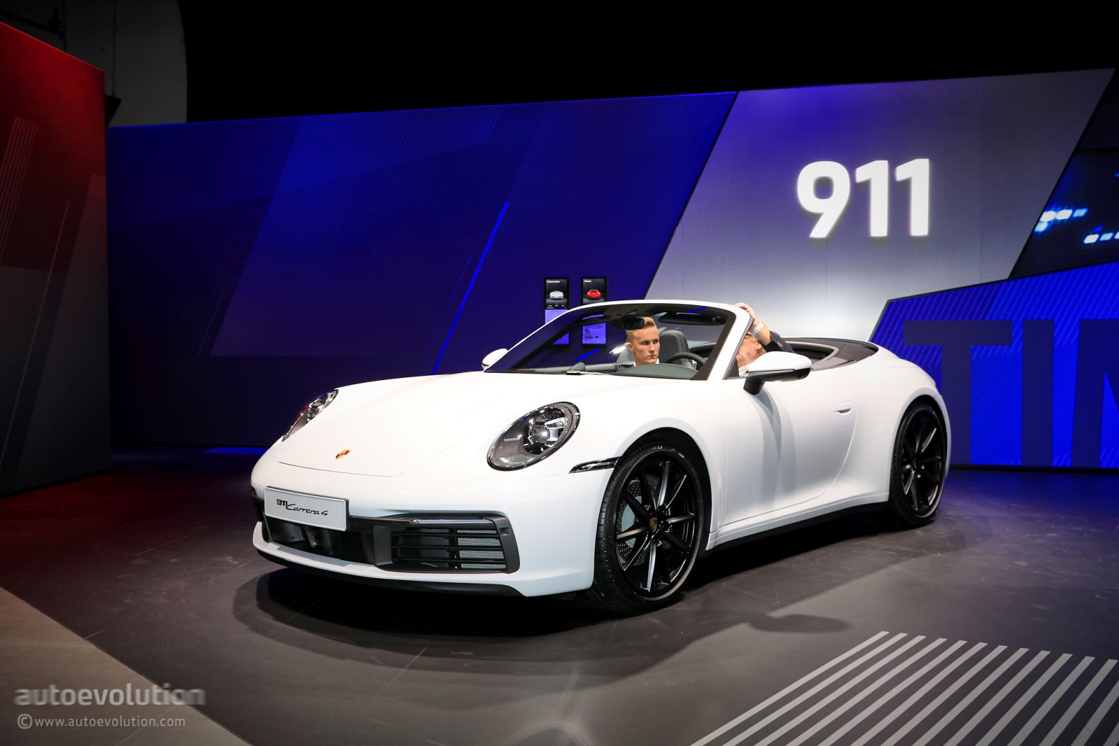 2020 Porsche 911 Adds Manual Transmission Option, Sport Chrono Pack  Included - autoevolution
