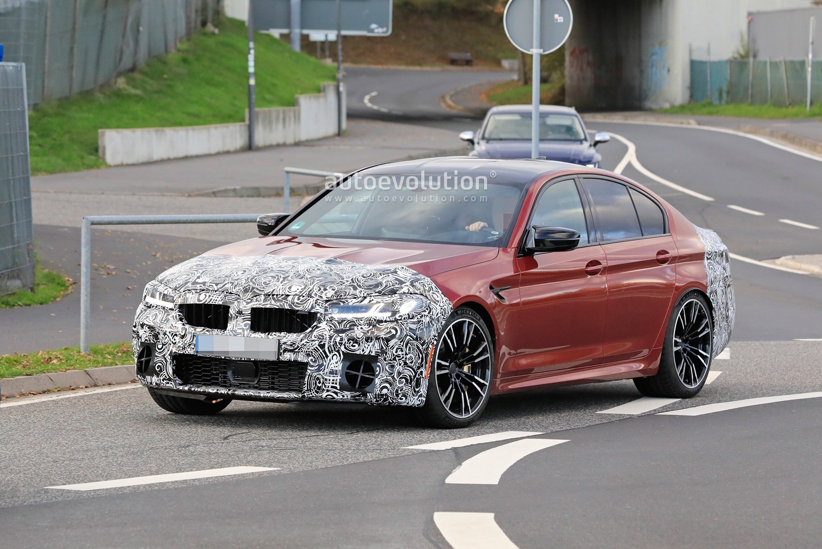 2021 bmw m5 facelift spotted next to current model