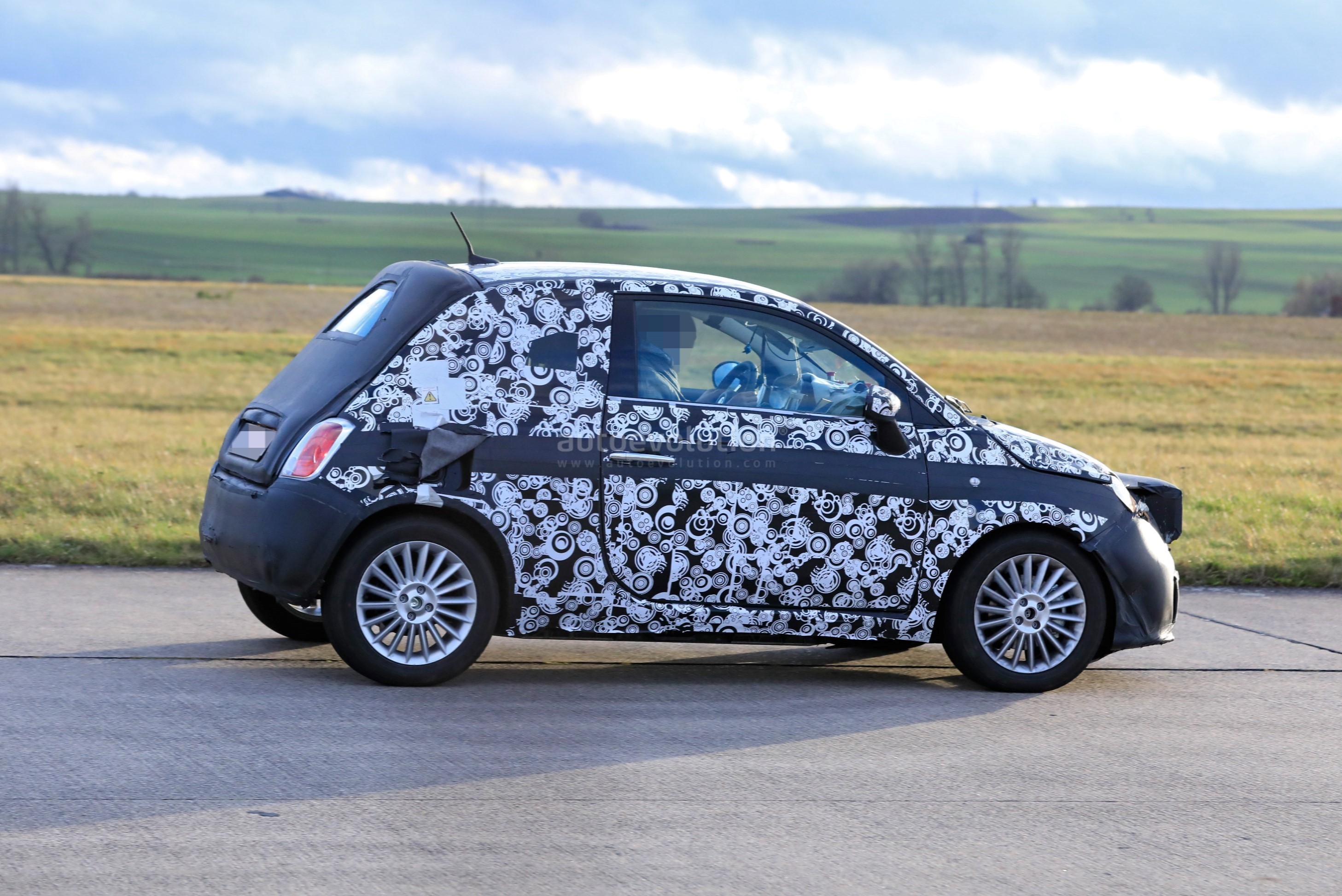 2021-fiat-500e-electric-car-spied-with-4wd-high-button-rotary-gear