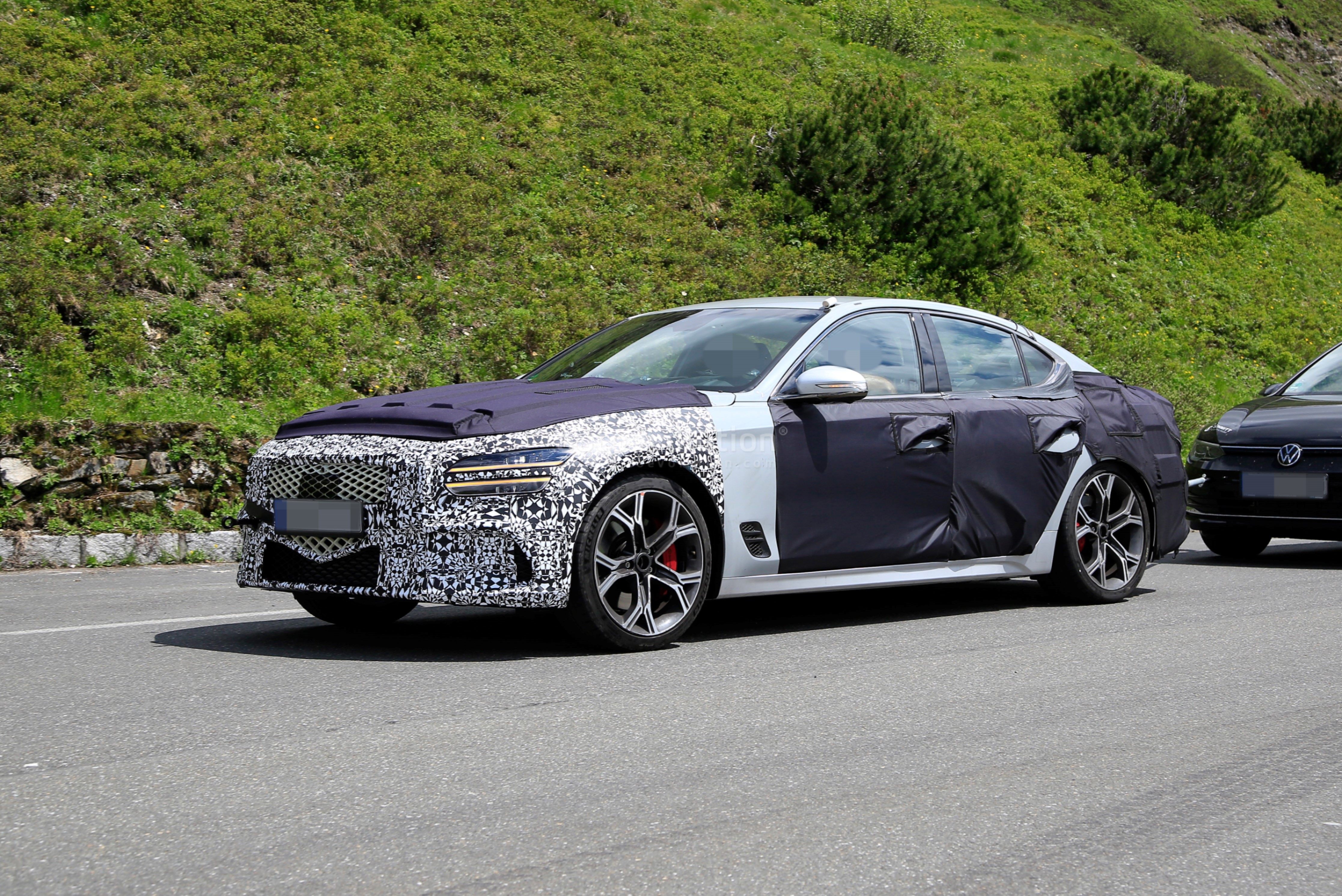 2021-genesis-g70-facelift-photographed-with-kia-stinger-wheels-brembo