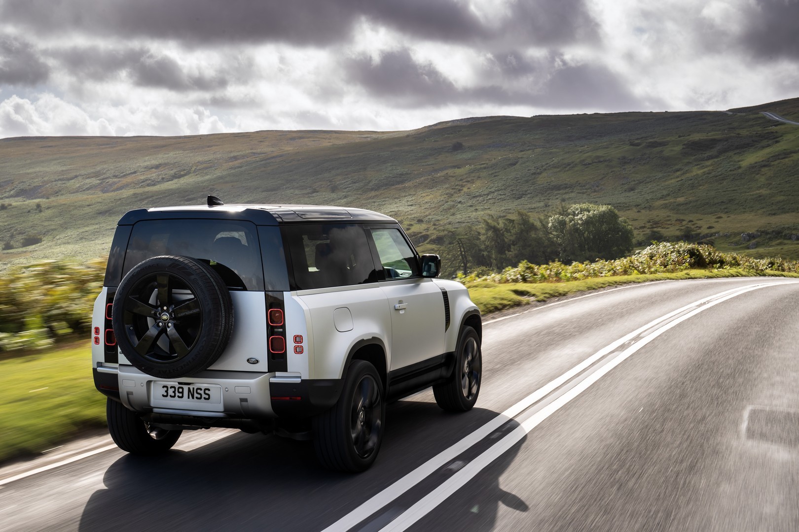 2021 Land Rover Defender Gets PHEV and Spacious Hard Top ...