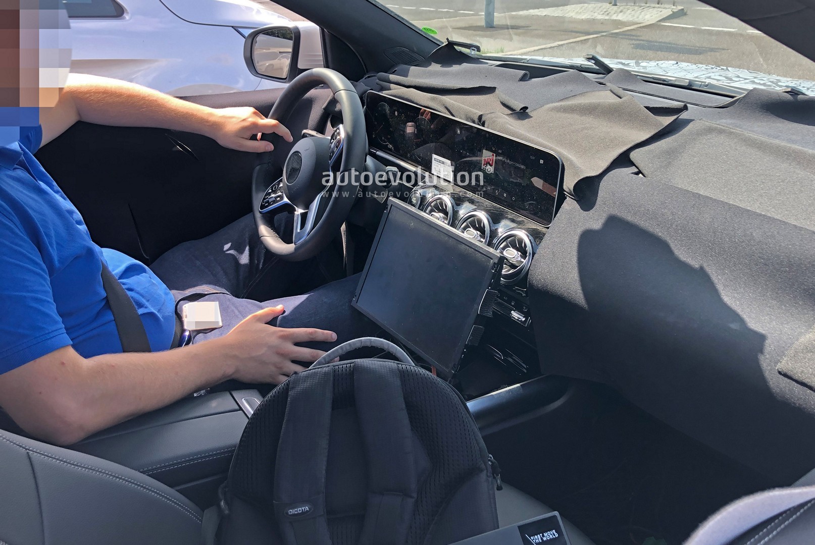 2020 - [Mercedes] GLA II - Page 3 2021-mercedes-gla-class-interior-spied-for-the-first-time-crossover-looks-cuter_10
