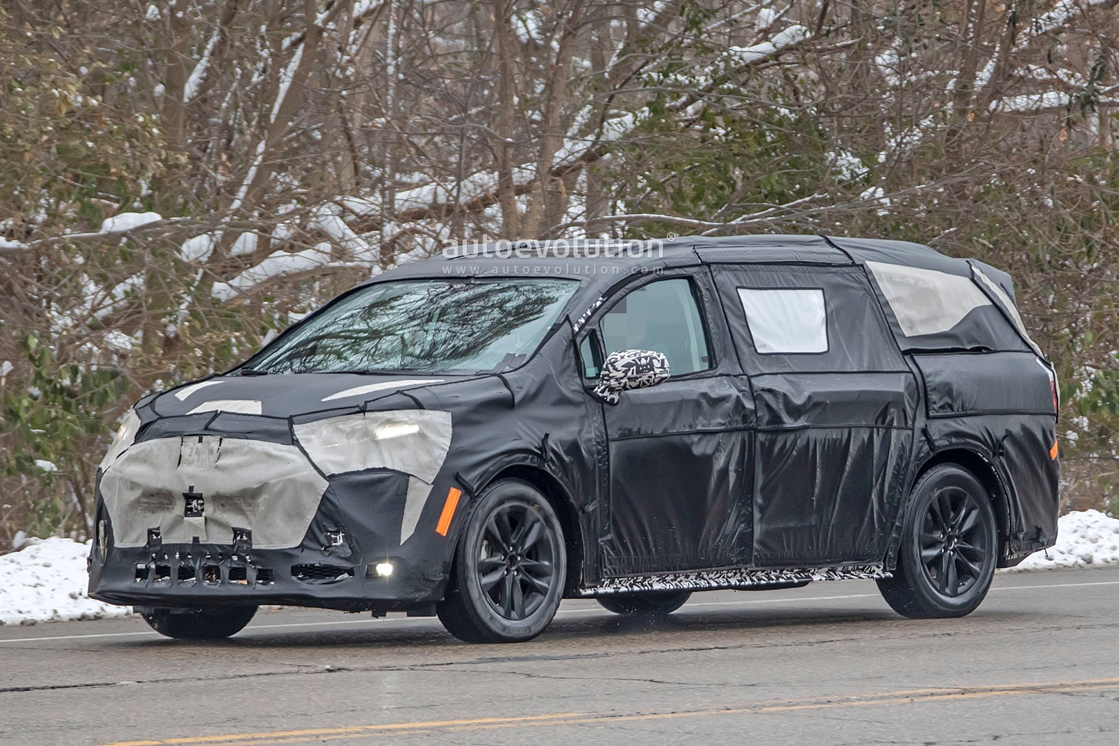 2020 - [Toyota] Sienna  2021-toyota-sienna-spied-testing-in-detroit-looks-like-a-bigger-modern-minivan_4