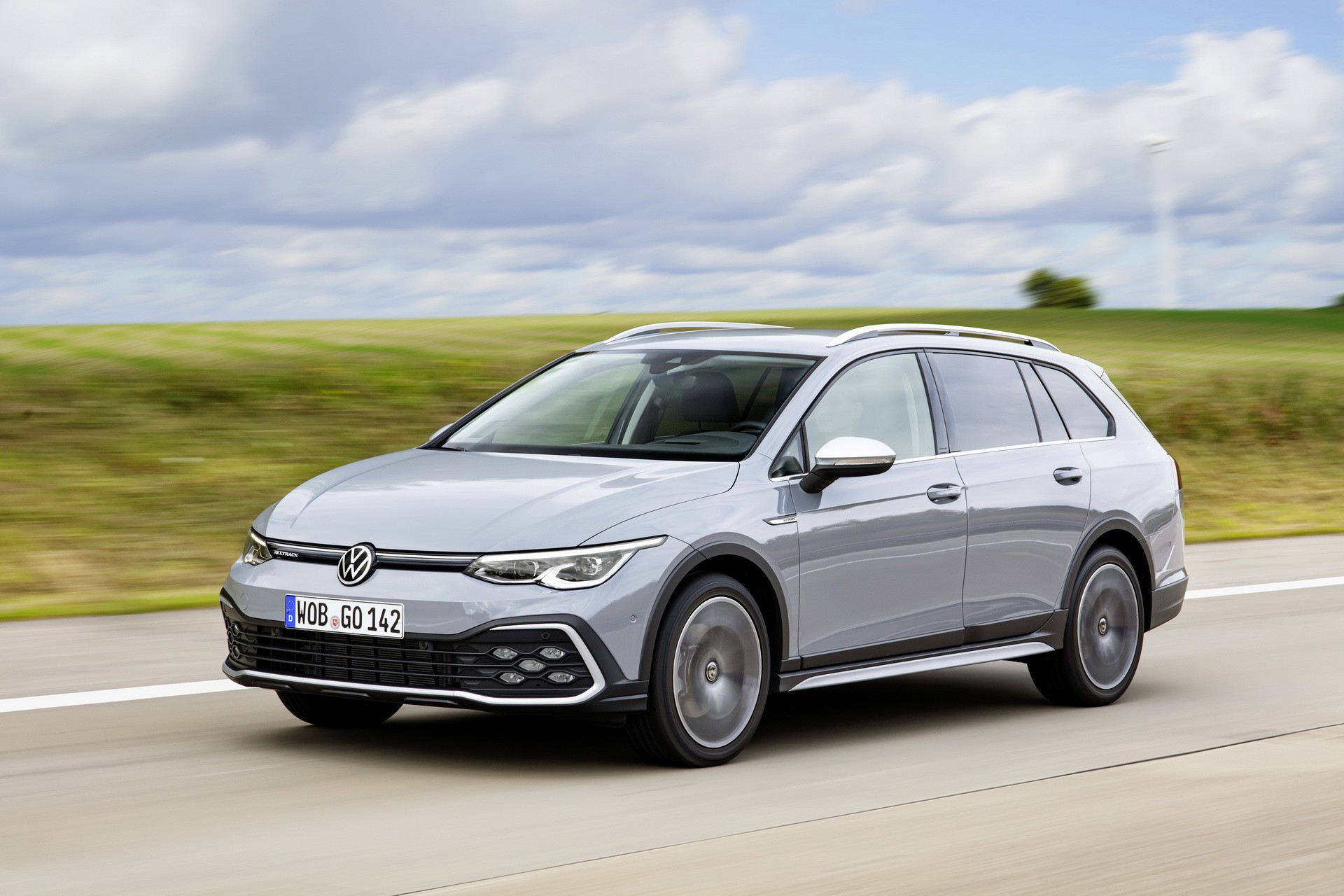 2021 Volkswagen Golf Wagon Launched in the UK, Alltrack Has 197 HP 2.0