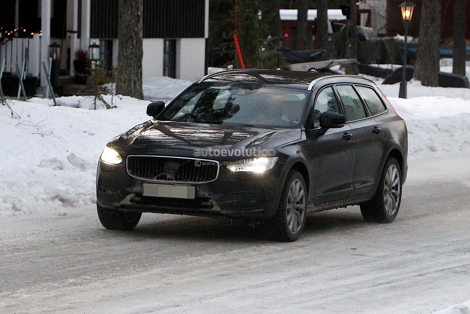 https://s1.cdn.autoevolution.com/images/news/gallery/2021-volvo-s90-and-v90-facelift-wear-useless-camouflage-winter-testing_1.jpg