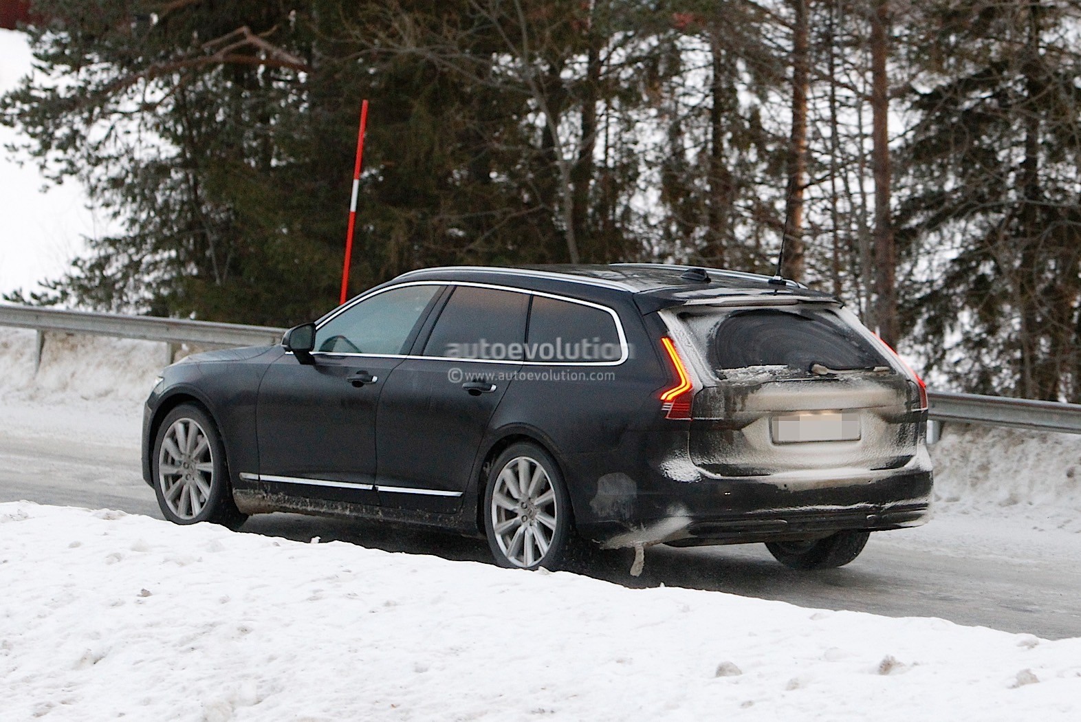 https://s1.cdn.autoevolution.com/images/news/gallery/2021-volvo-s90-and-v90-facelift-wear-useless-camouflage-winter-testing_10.jpg