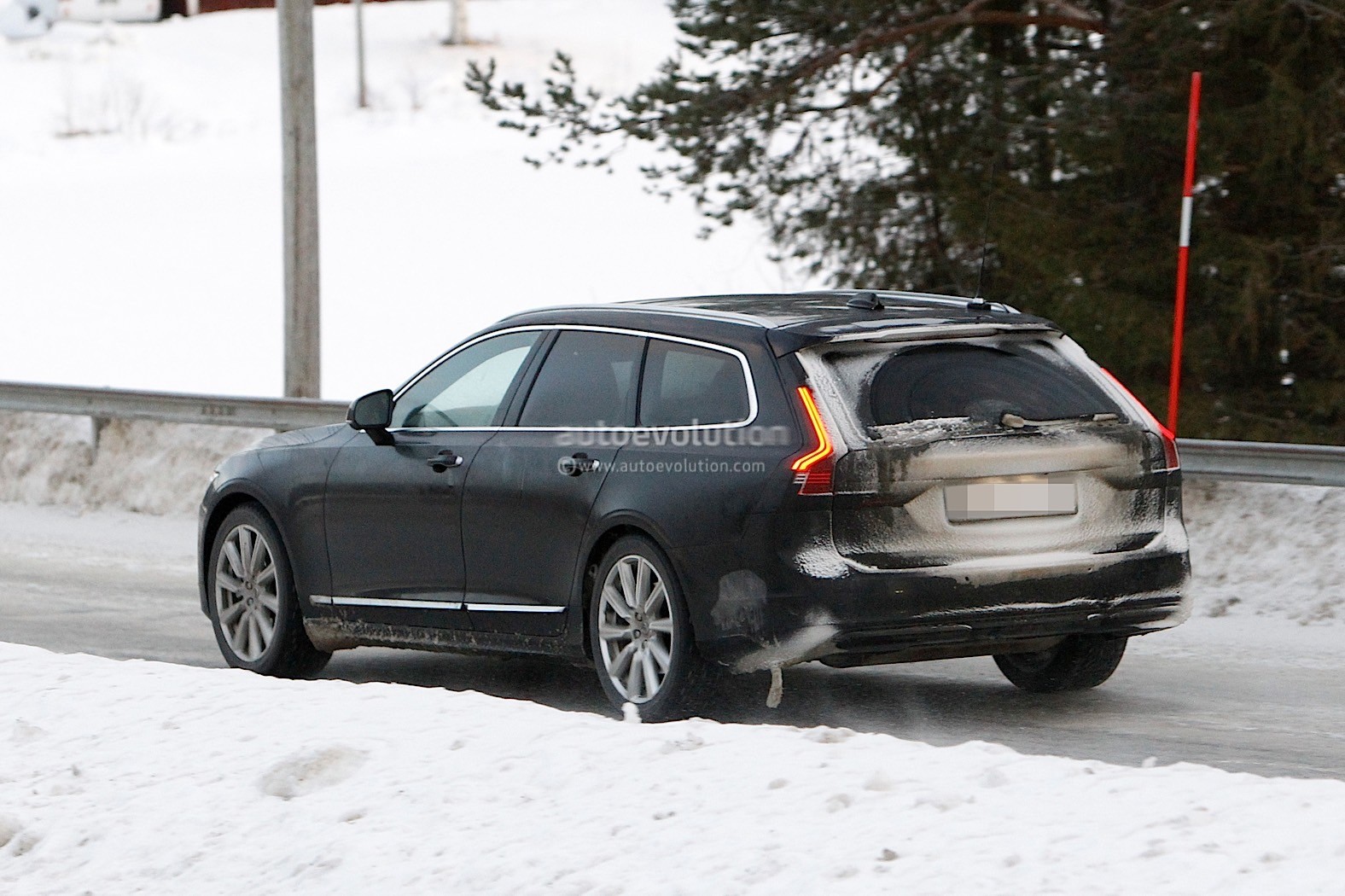 https://s1.cdn.autoevolution.com/images/news/gallery/2021-volvo-s90-and-v90-facelift-wear-useless-camouflage-winter-testing_11.jpg