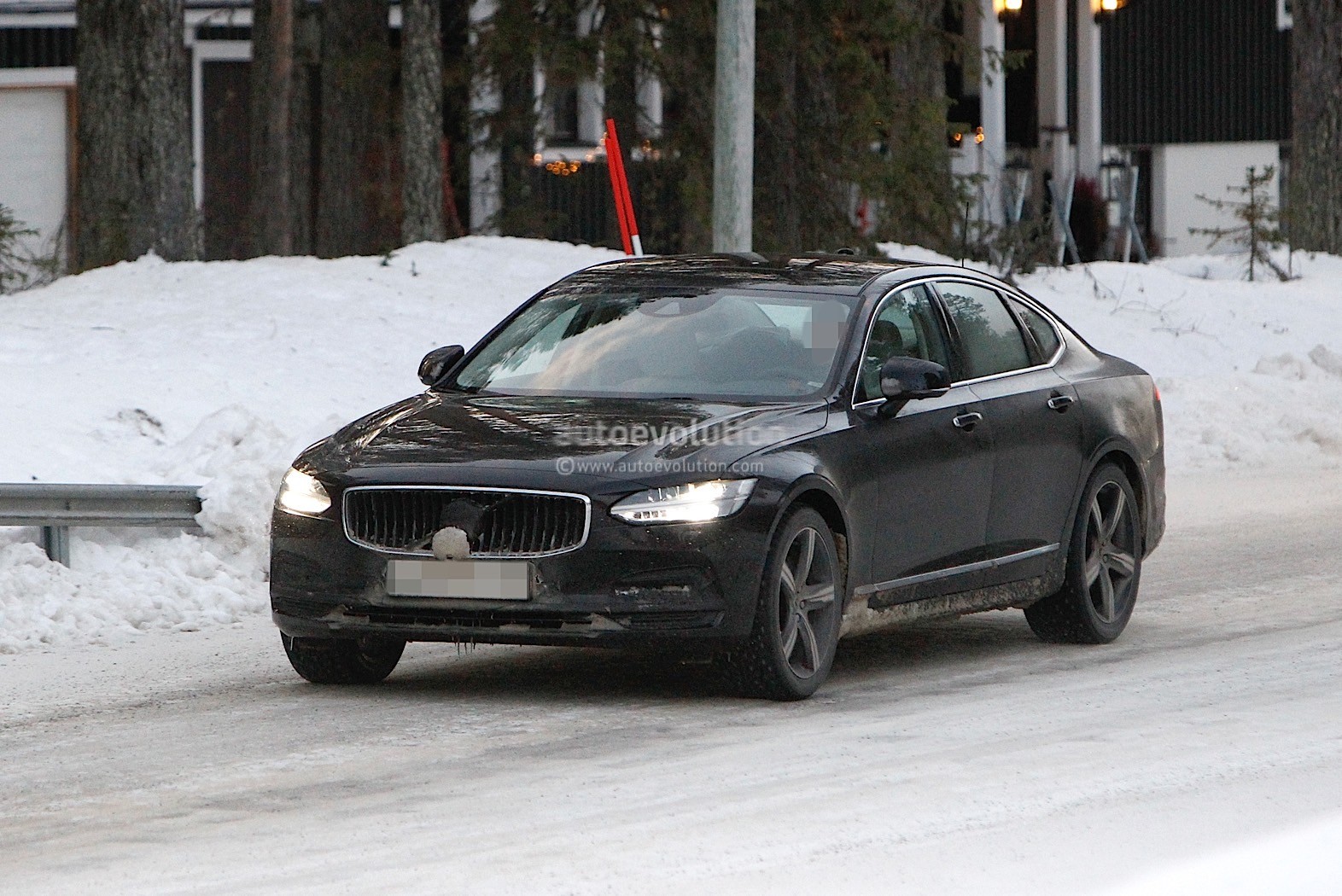 https://s1.cdn.autoevolution.com/images/news/gallery/2021-volvo-s90-and-v90-facelift-wear-useless-camouflage-winter-testing_12.jpg