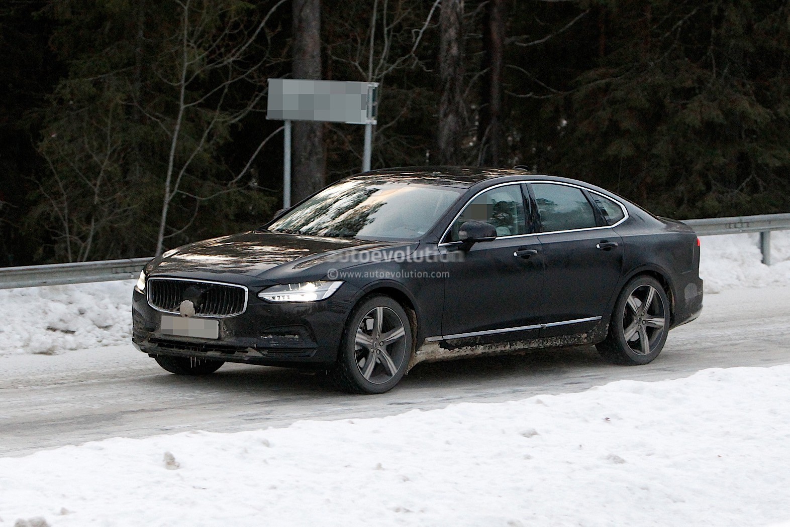 https://s1.cdn.autoevolution.com/images/news/gallery/2021-volvo-s90-and-v90-facelift-wear-useless-camouflage-winter-testing_13.jpg