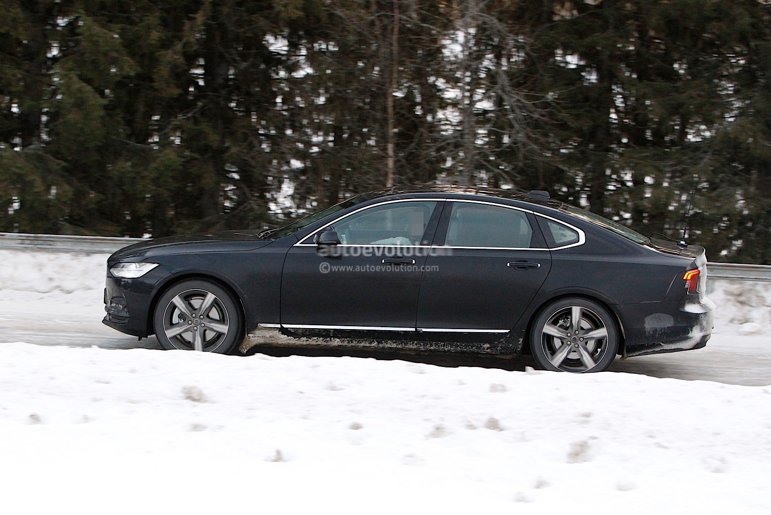 https://s1.cdn.autoevolution.com/images/news/gallery/2021-volvo-s90-and-v90-facelift-wear-useless-camouflage-winter-testing_14.jpg