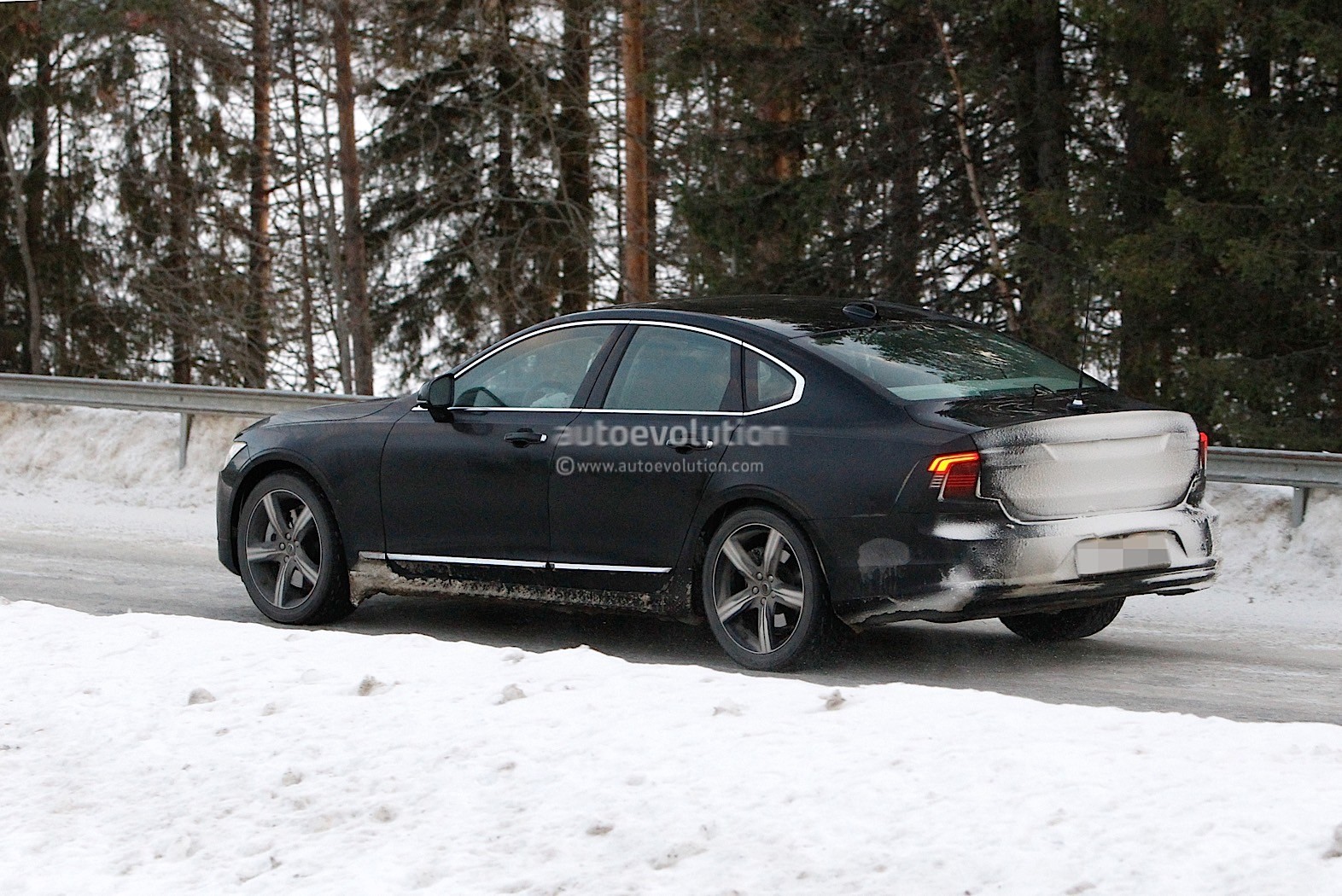 https://s1.cdn.autoevolution.com/images/news/gallery/2021-volvo-s90-and-v90-facelift-wear-useless-camouflage-winter-testing_15.jpg