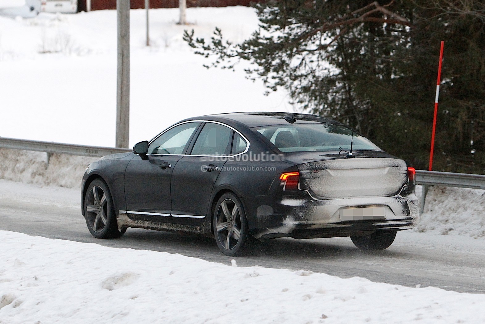 https://s1.cdn.autoevolution.com/images/news/gallery/2021-volvo-s90-and-v90-facelift-wear-useless-camouflage-winter-testing_16.jpg
