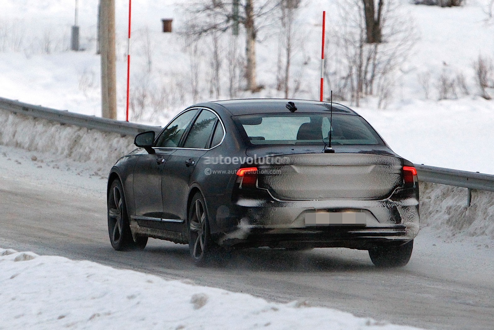 https://s1.cdn.autoevolution.com/images/news/gallery/2021-volvo-s90-and-v90-facelift-wear-useless-camouflage-winter-testing_17.jpg