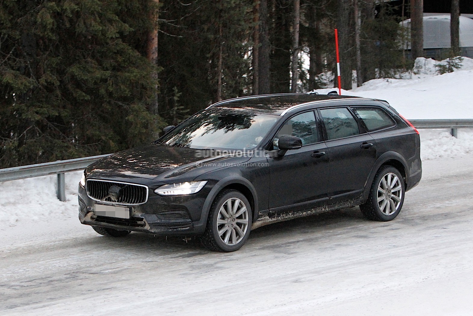 https://s1.cdn.autoevolution.com/images/news/gallery/2021-volvo-s90-and-v90-facelift-wear-useless-camouflage-winter-testing_2.jpg