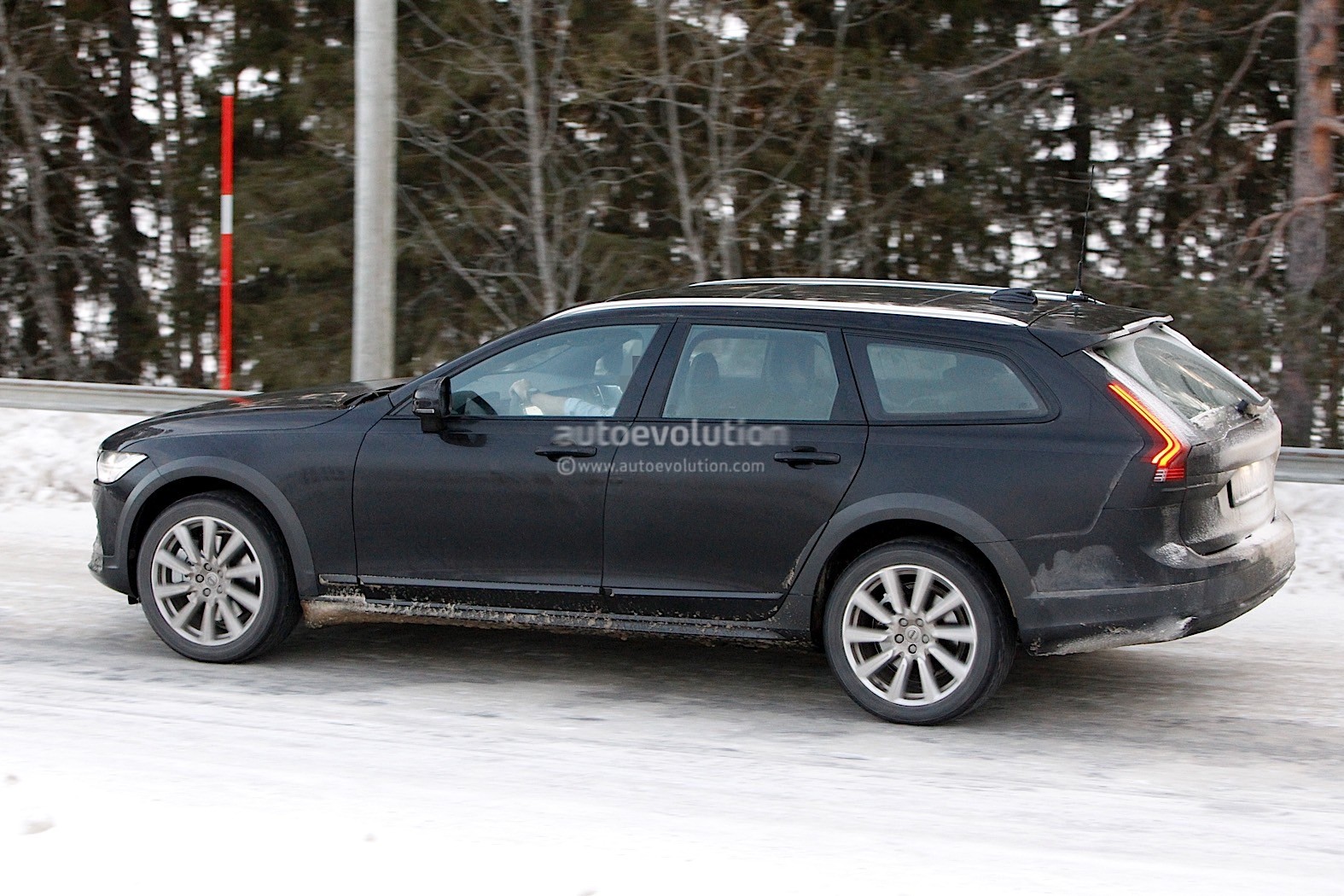 https://s1.cdn.autoevolution.com/images/news/gallery/2021-volvo-s90-and-v90-facelift-wear-useless-camouflage-winter-testing_3.jpg