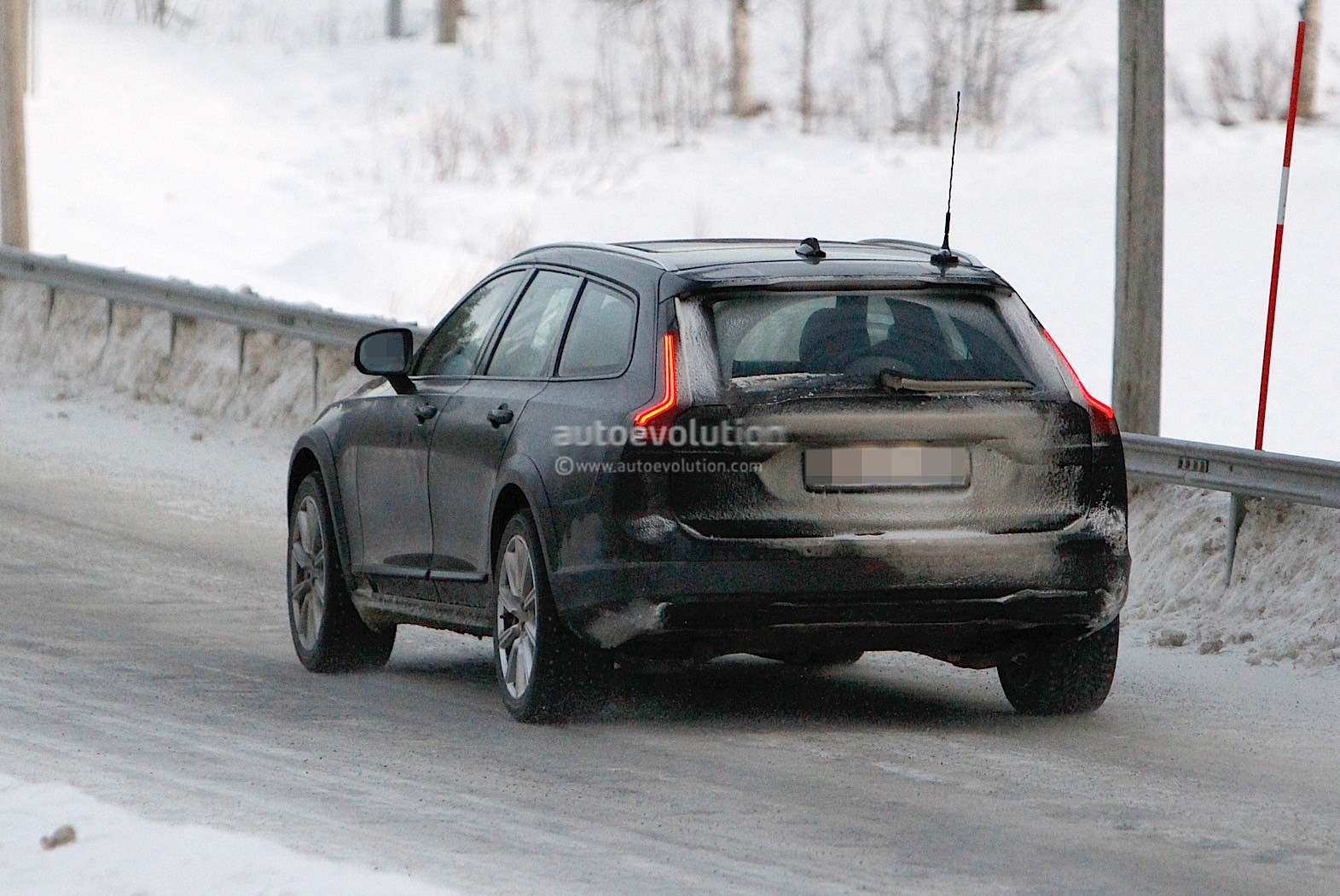 https://s1.cdn.autoevolution.com/images/news/gallery/2021-volvo-s90-and-v90-facelift-wear-useless-camouflage-winter-testing_4.jpg