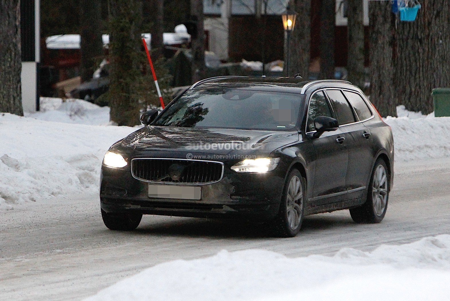 https://s1.cdn.autoevolution.com/images/news/gallery/2021-volvo-s90-and-v90-facelift-wear-useless-camouflage-winter-testing_5.jpg